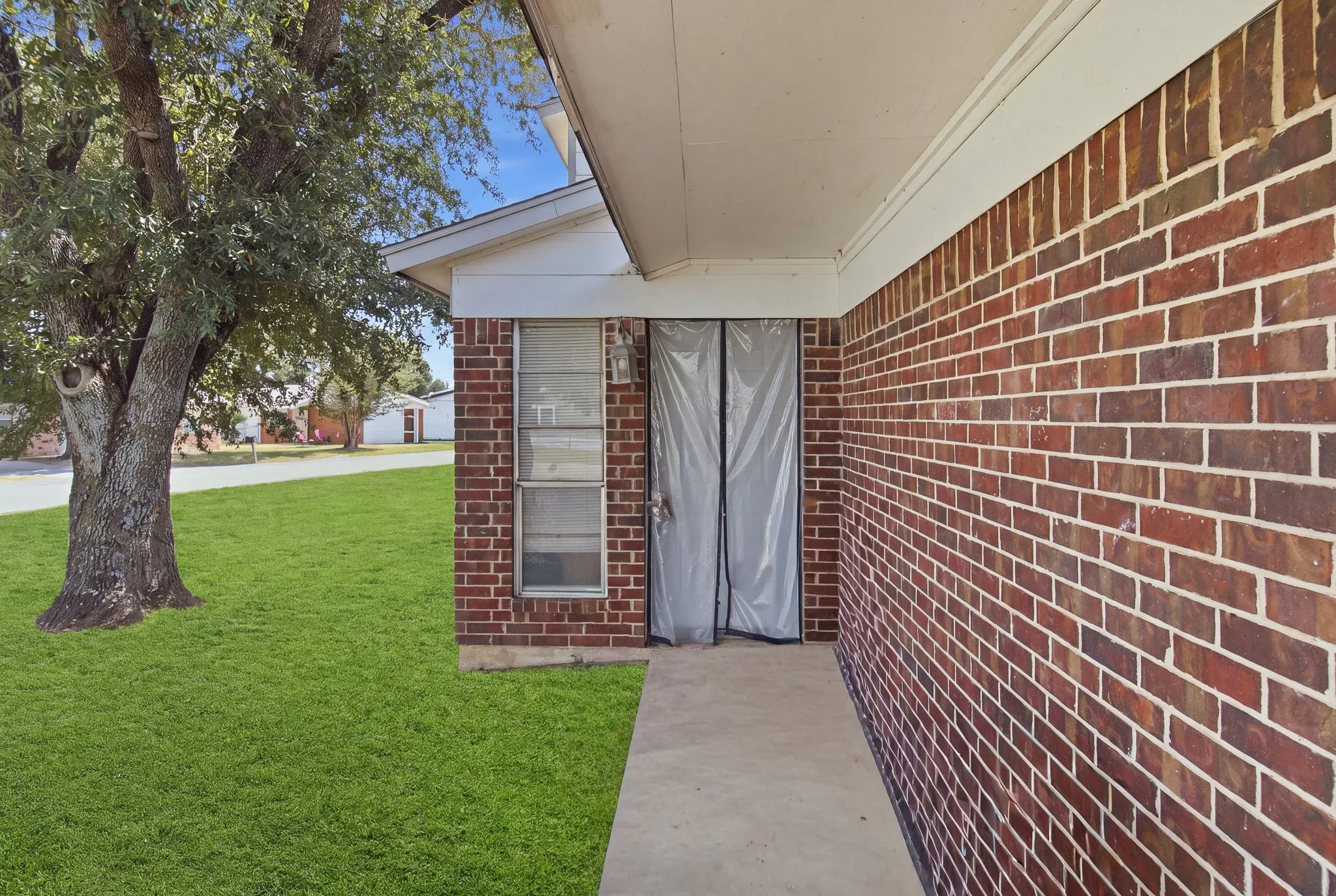 Single Family Residence For Sale in Tarrant County , 1537 Coral Cut Off, Pelican Bay, Texas 76020, 2 Bedroom, 2 Bathroom, 1 Garage spaces, 903 Sqft, built in 1984, Preowned, mls#21187250, Real Estate Agent in Pelican Bay, Homes For Sale in Tarrant county, Homes For Sale in Pelican Bay, Realtor in Pelican Bay Texas, Real Estate Brokerage Independent Realty Texas, Luminita Cordes Realtor