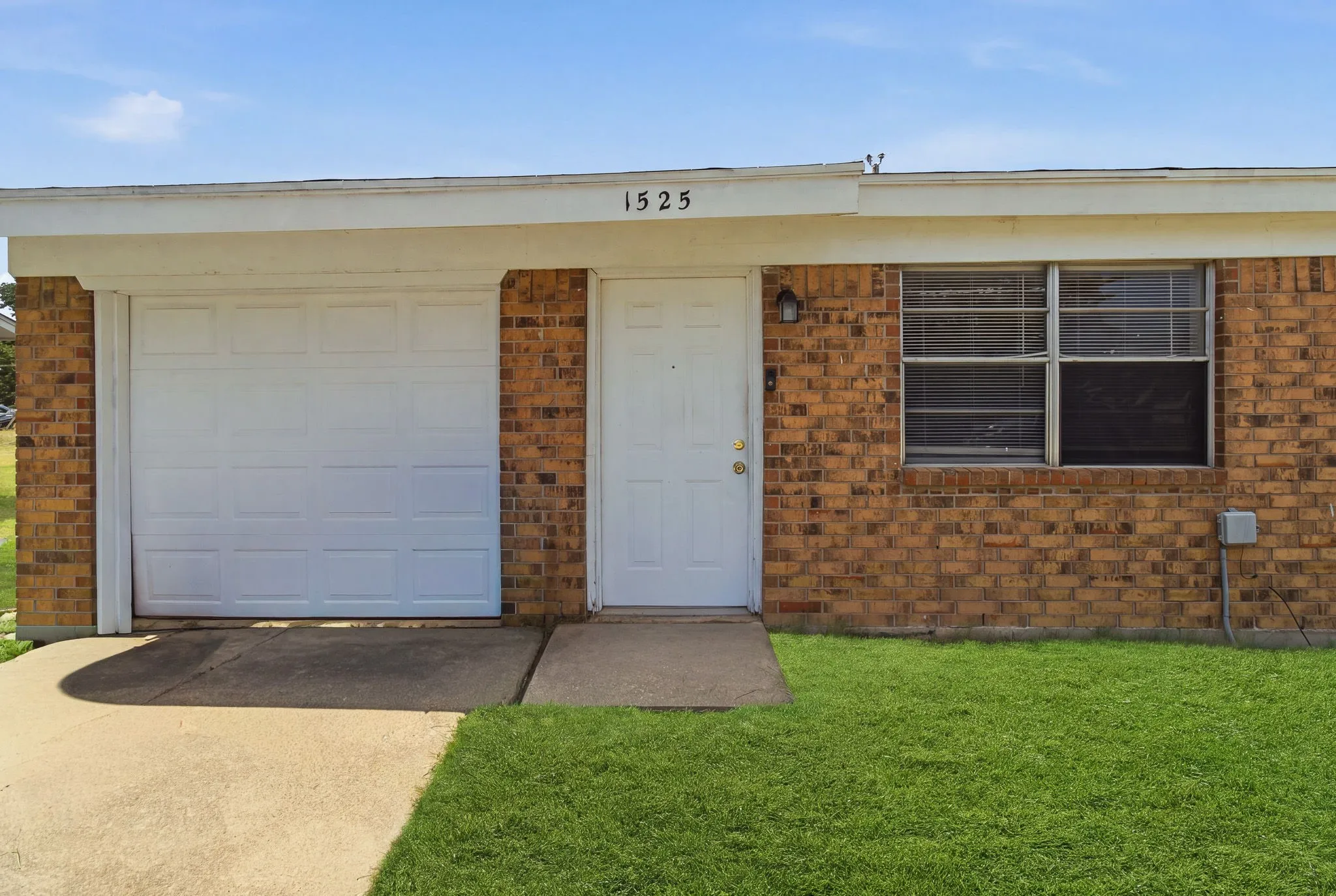 Single Family Residence For Sale in Tarrant County , 1525 Coral Cut Off, Pelican Bay, Texas 76020, 2 Bedroom, 1 Bathroom, 1 Garage spaces, 696 Sqft, built in 1984, Preowned, mls#21187241, Real Estate Agent in Pelican Bay, Homes For Sale in Tarrant county, Homes For Sale in Pelican Bay, Realtor in Pelican Bay Texas, Real Estate Brokerage Independent Realty Texas, Luminita Cordes Realtor