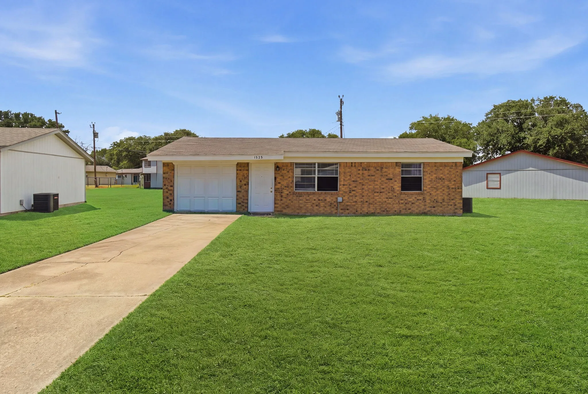 Single Family Residence For Sale in Tarrant County , 1525 Coral Cut Off, Pelican Bay, Texas 76020, 2 Bedroom, 1 Bathroom, 1 Garage spaces, 696 Sqft, built in 1984, Preowned, mls#21187241, Real Estate Agent in Pelican Bay, Homes For Sale in Tarrant county, Homes For Sale in Pelican Bay, Realtor in Pelican Bay Texas, Real Estate Brokerage Independent Realty Texas, Luminita Cordes Realtor