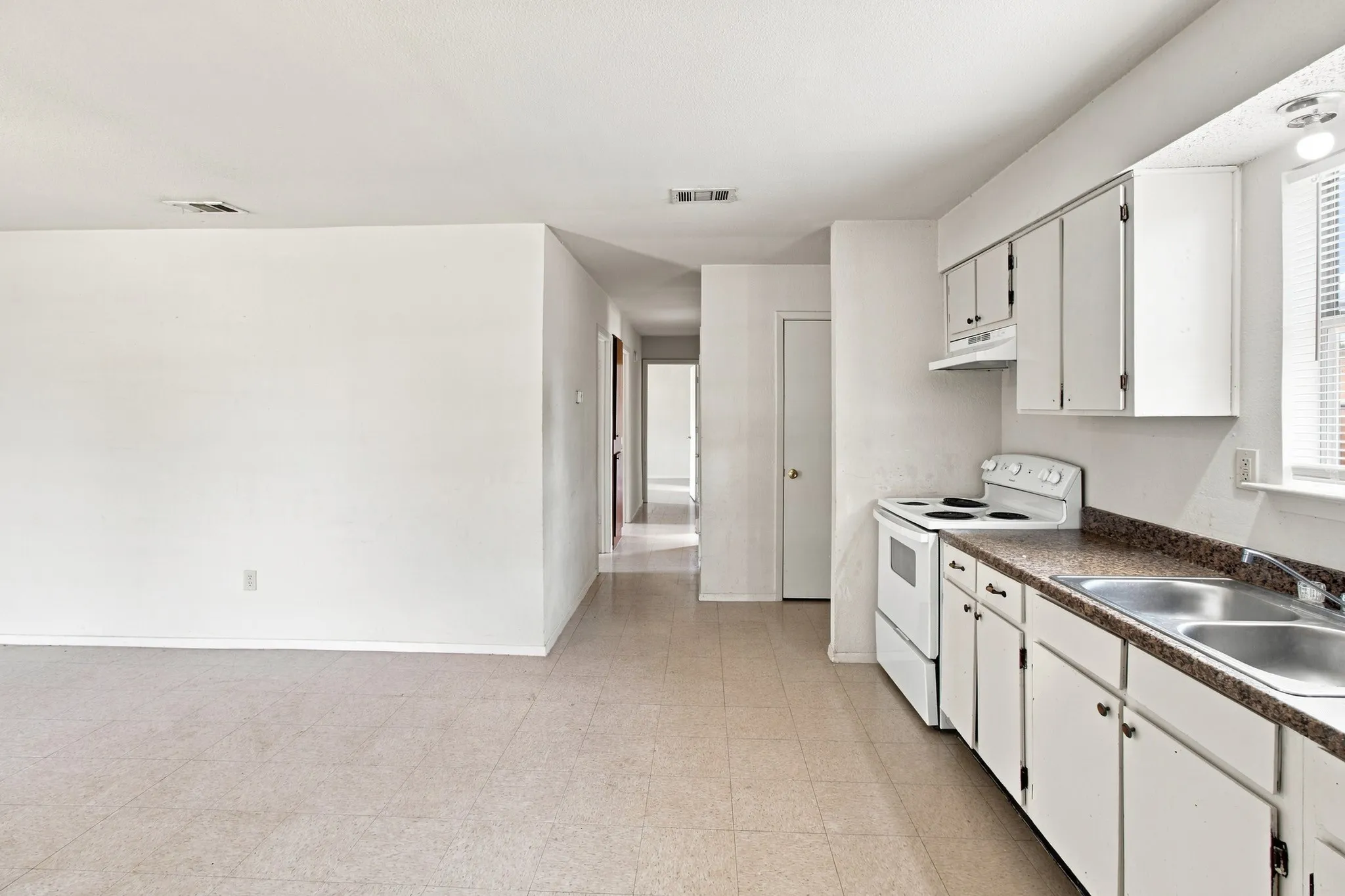 Single Family Residence For Sale in Tarrant County , 1572 Reef Drive, Pelican Bay, Texas 76020, 3 Bedroom, 1 Bathroom, 1 Garage spaces, 945 Sqft, built in 1984, Preowned, mls#21187188, Real Estate Agent in Pelican Bay, Homes For Sale in Tarrant county, Homes For Sale in Pelican Bay, Realtor in Pelican Bay Texas, Real Estate Brokerage Independent Realty Texas, Luminita Cordes Realtor