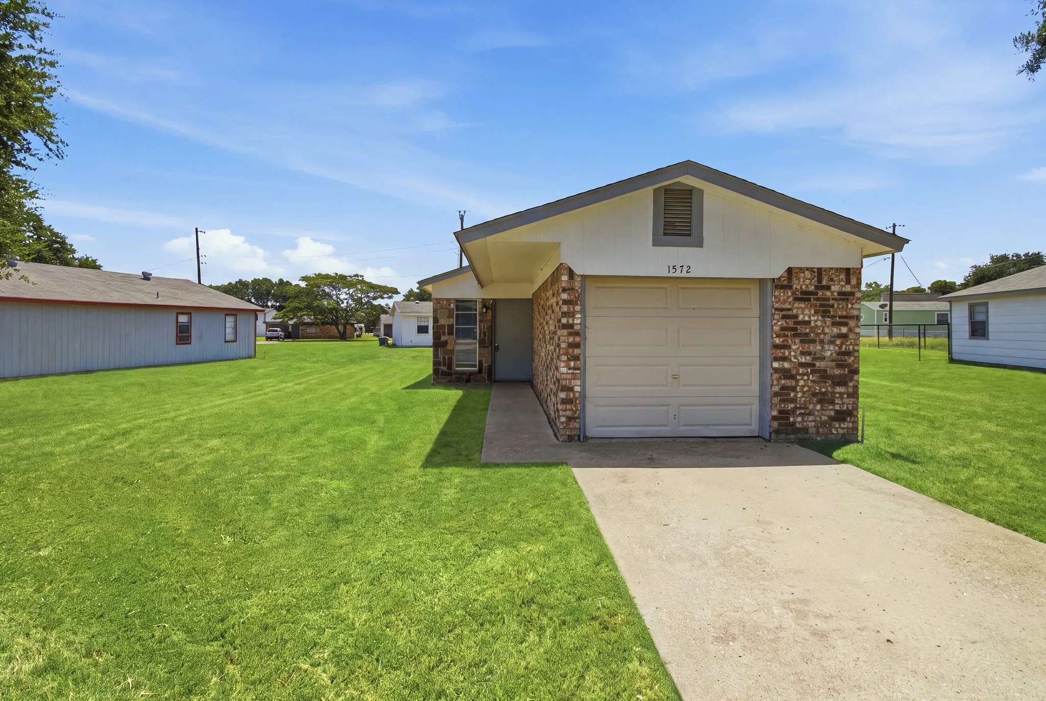 Single Family Residence For Sale in Tarrant County , 1572 Reef Drive, Pelican Bay, Texas 76020, 3 Bedroom, 1 Bathroom, 1 Garage spaces, 945 Sqft, built in 1984, Preowned, mls#21187188, Real Estate Agent in Pelican Bay, Homes For Sale in Tarrant county, Homes For Sale in Pelican Bay, Realtor in Pelican Bay Texas, Real Estate Brokerage Independent Realty Texas, Luminita Cordes Realtor