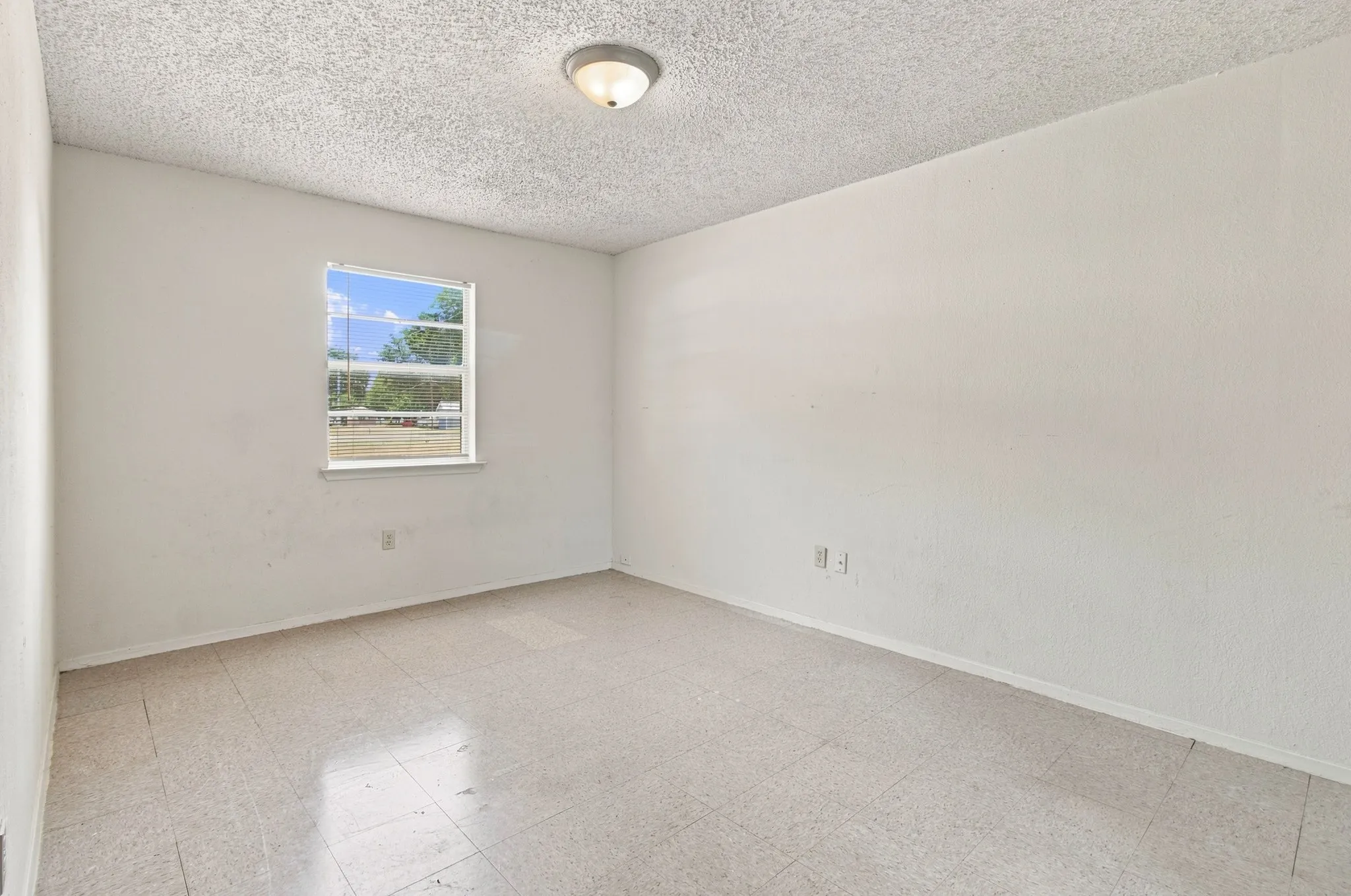 Single Family Residence For Sale in Tarrant County , 1572 Reef Drive, Pelican Bay, Texas 76020, 3 Bedroom, 1 Bathroom, 1 Garage spaces, 945 Sqft, built in 1984, Preowned, mls#21187188, Real Estate Agent in Pelican Bay, Homes For Sale in Tarrant county, Homes For Sale in Pelican Bay, Realtor in Pelican Bay Texas, Real Estate Brokerage Independent Realty Texas, Luminita Cordes Realtor