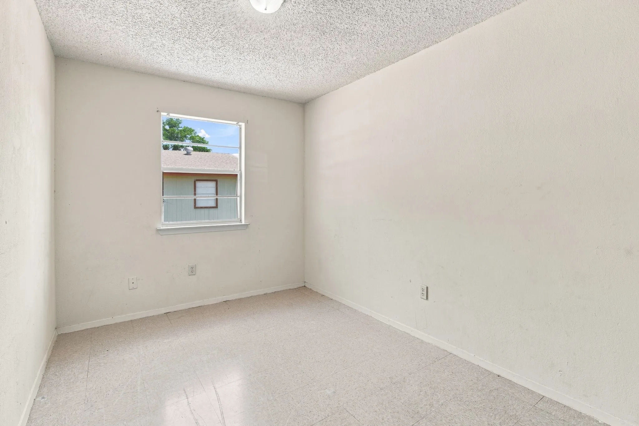 Single Family Residence For Sale in Tarrant County , 1572 Reef Drive, Pelican Bay, Texas 76020, 3 Bedroom, 1 Bathroom, 1 Garage spaces, 945 Sqft, built in 1984, Preowned, mls#21187188, Real Estate Agent in Pelican Bay, Homes For Sale in Tarrant county, Homes For Sale in Pelican Bay, Realtor in Pelican Bay Texas, Real Estate Brokerage Independent Realty Texas, Luminita Cordes Realtor