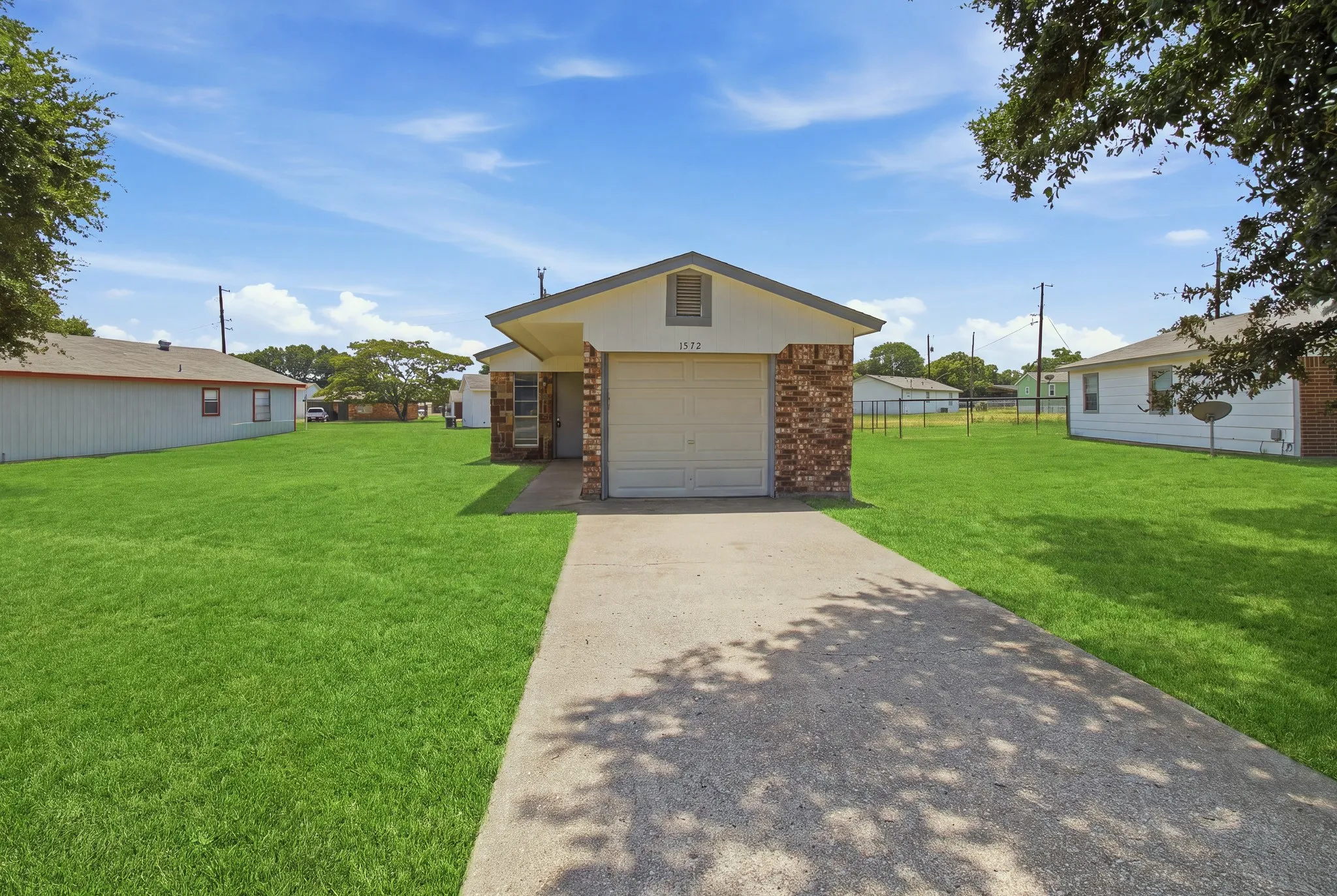 Single Family Residence For Sale in Tarrant County , 1572 Reef Drive, Pelican Bay, Texas 76020, 3 Bedroom, 1 Bathroom, 1 Garage spaces, 945 Sqft, built in 1984, Preowned, mls#21187188, Real Estate Agent in Pelican Bay, Homes For Sale in Tarrant county, Homes For Sale in Pelican Bay, Realtor in Pelican Bay Texas, Real Estate Brokerage Independent Realty Texas, Luminita Cordes Realtor