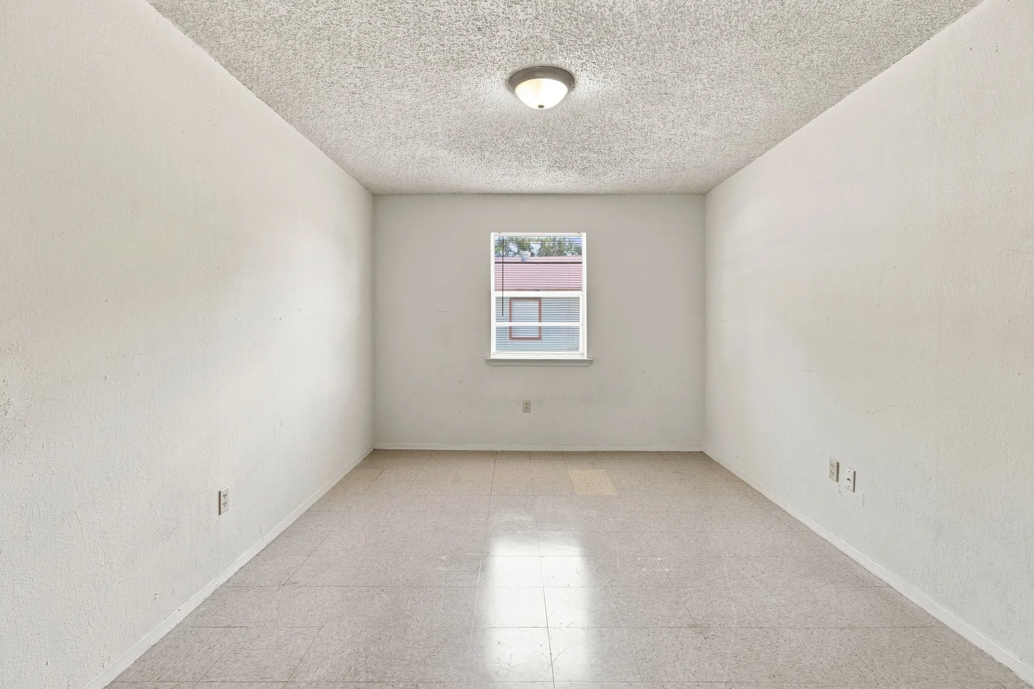 Single Family Residence For Sale in Tarrant County , 1572 Reef Drive, Pelican Bay, Texas 76020, 3 Bedroom, 1 Bathroom, 1 Garage spaces, 945 Sqft, built in 1984, Preowned, mls#21187188, Real Estate Agent in Pelican Bay, Homes For Sale in Tarrant county, Homes For Sale in Pelican Bay, Realtor in Pelican Bay Texas, Real Estate Brokerage Independent Realty Texas, Luminita Cordes Realtor