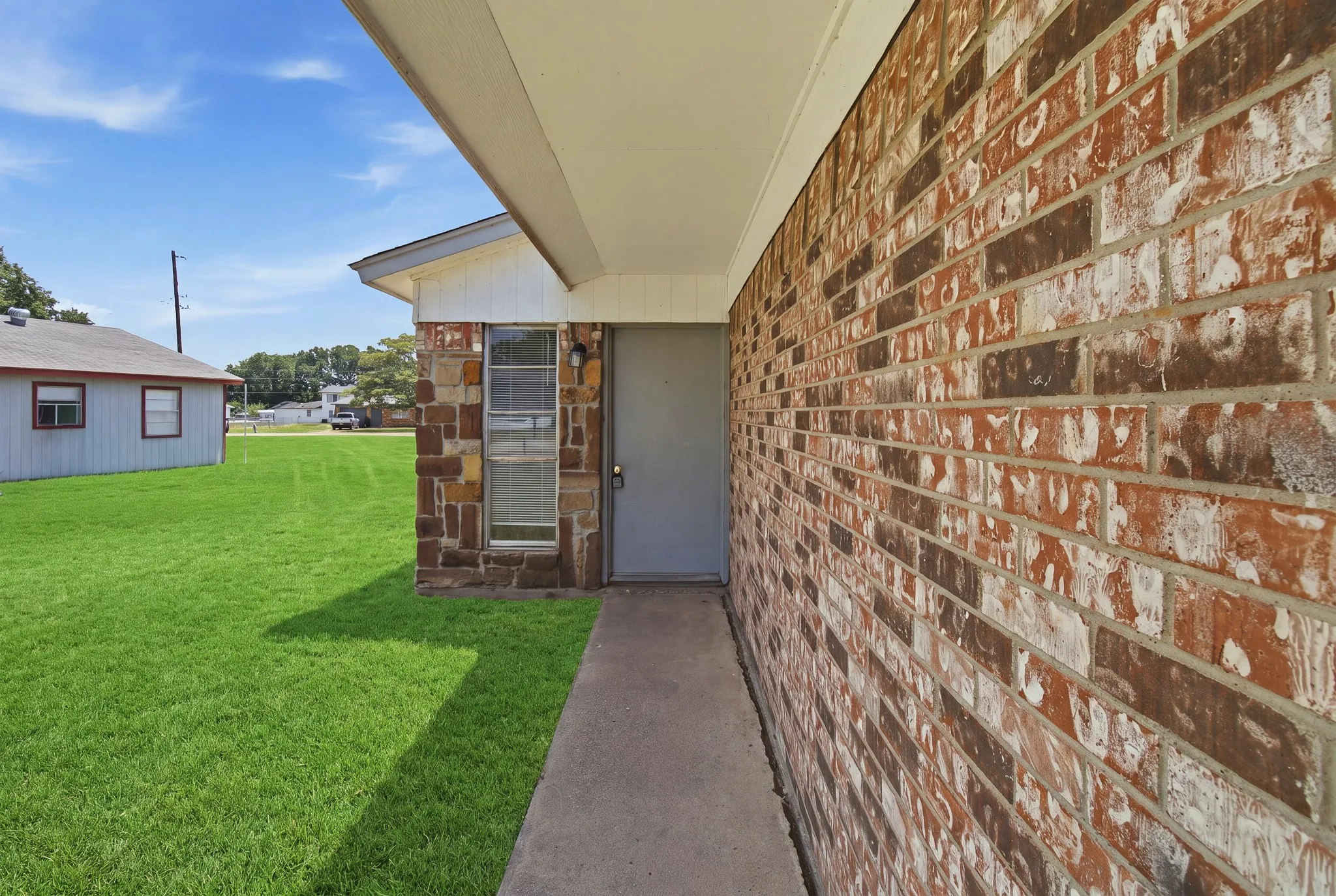 Single Family Residence For Sale in Tarrant County , 1572 Reef Drive, Pelican Bay, Texas 76020, 3 Bedroom, 1 Bathroom, 1 Garage spaces, 945 Sqft, built in 1984, Preowned, mls#21187188, Real Estate Agent in Pelican Bay, Homes For Sale in Tarrant county, Homes For Sale in Pelican Bay, Realtor in Pelican Bay Texas, Real Estate Brokerage Independent Realty Texas, Luminita Cordes Realtor