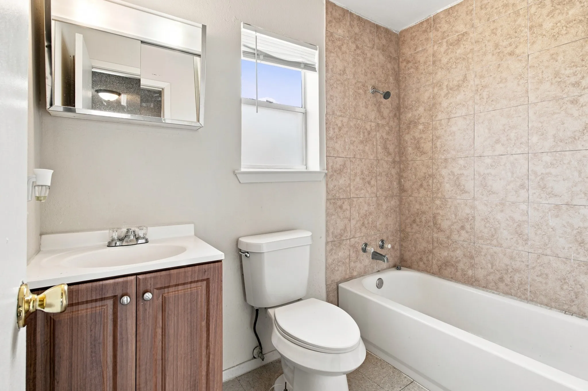 Single Family Residence For Sale in Tarrant County , 1572 Reef Drive, Pelican Bay, Texas 76020, 3 Bedroom, 1 Bathroom, 1 Garage spaces, 945 Sqft, built in 1984, Preowned, mls#21187188, Real Estate Agent in Pelican Bay, Homes For Sale in Tarrant county, Homes For Sale in Pelican Bay, Realtor in Pelican Bay Texas, Real Estate Brokerage Independent Realty Texas, Luminita Cordes Realtor