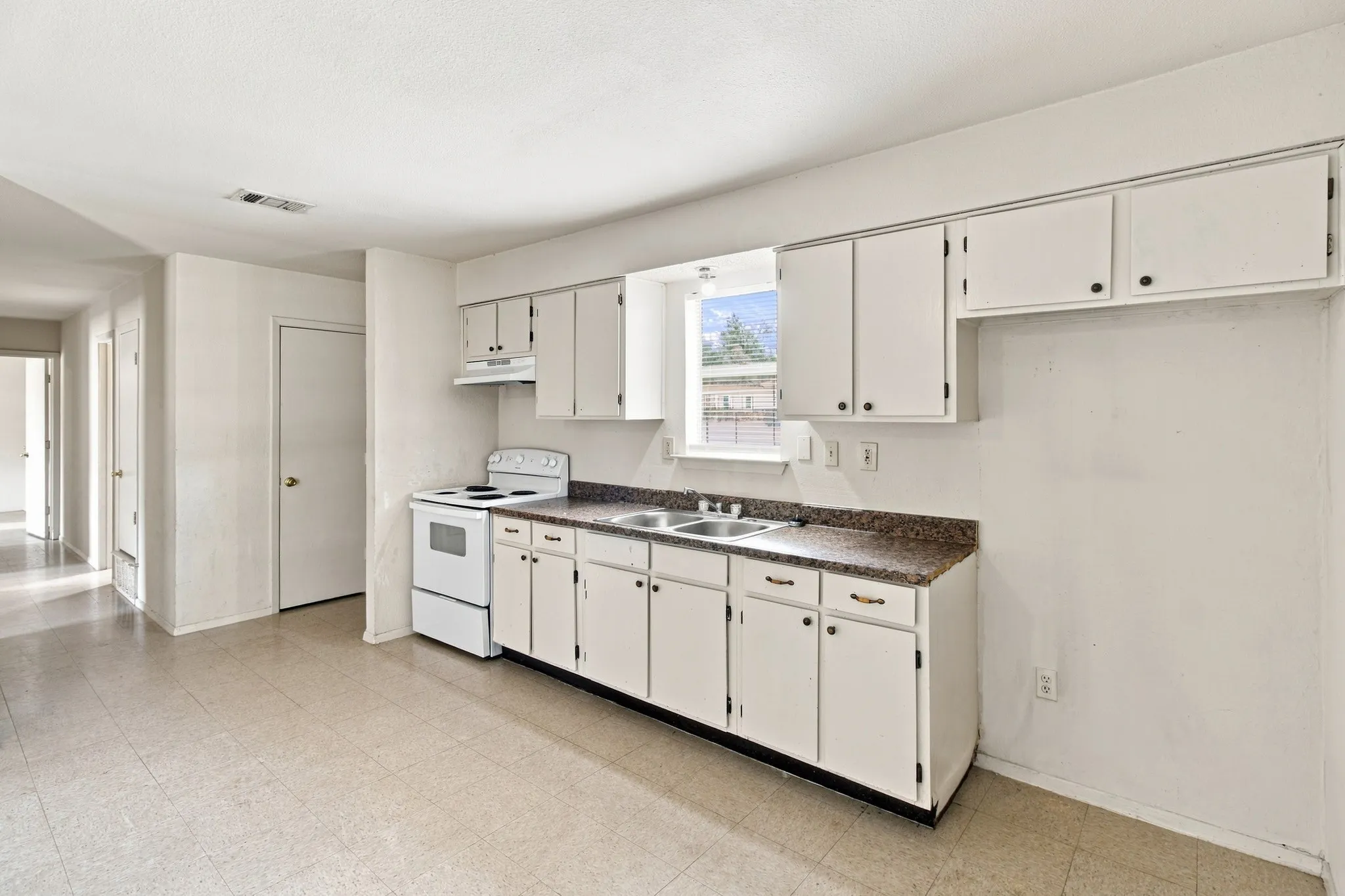 Single Family Residence For Sale in Tarrant County , 1572 Reef Drive, Pelican Bay, Texas 76020, 3 Bedroom, 1 Bathroom, 1 Garage spaces, 945 Sqft, built in 1984, Preowned, mls#21187188, Real Estate Agent in Pelican Bay, Homes For Sale in Tarrant county, Homes For Sale in Pelican Bay, Realtor in Pelican Bay Texas, Real Estate Brokerage Independent Realty Texas, Luminita Cordes Realtor