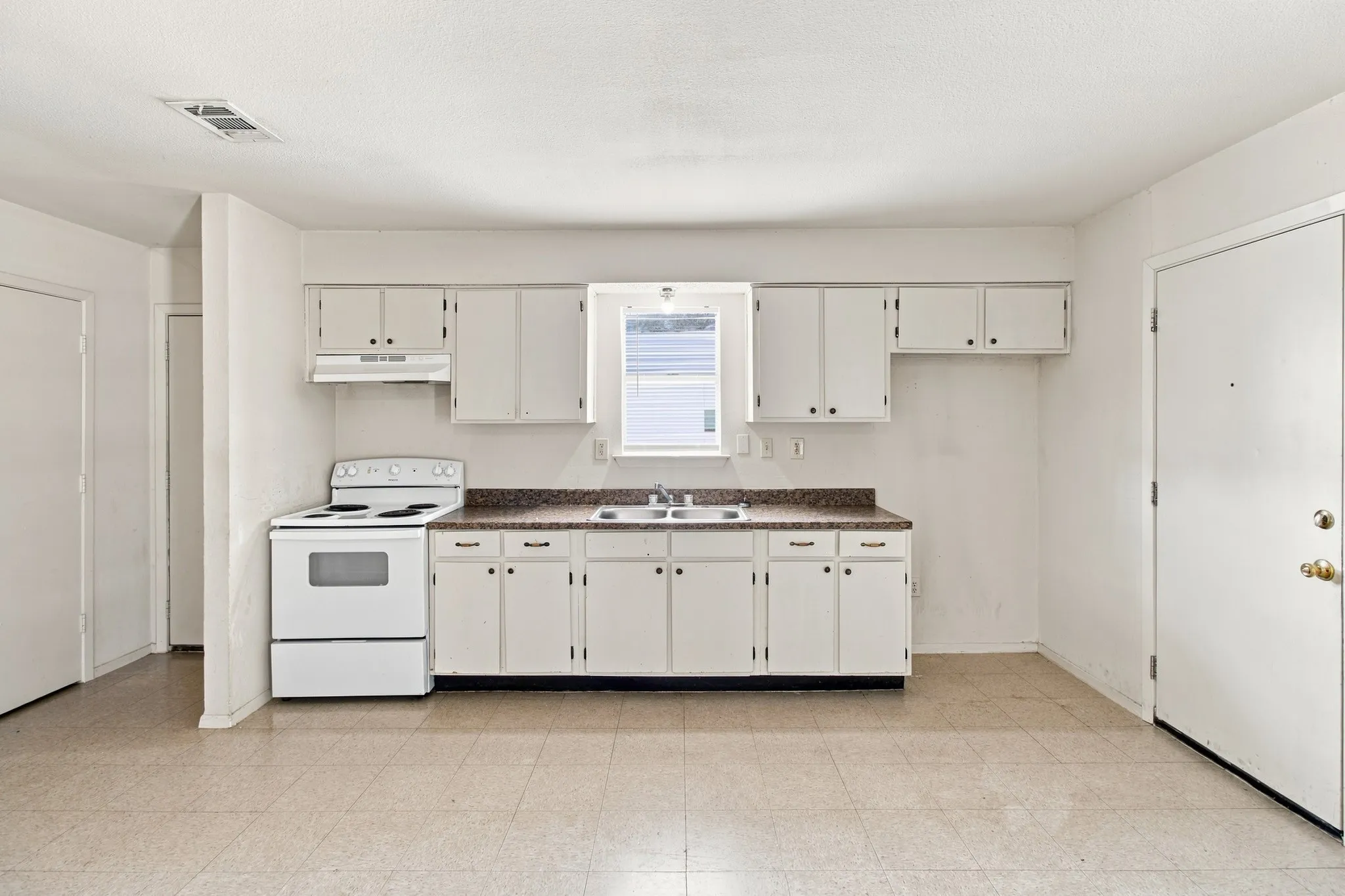 Single Family Residence For Sale in Tarrant County , 1572 Reef Drive, Pelican Bay, Texas 76020, 3 Bedroom, 1 Bathroom, 1 Garage spaces, 945 Sqft, built in 1984, Preowned, mls#21187188, Real Estate Agent in Pelican Bay, Homes For Sale in Tarrant county, Homes For Sale in Pelican Bay, Realtor in Pelican Bay Texas, Real Estate Brokerage Independent Realty Texas, Luminita Cordes Realtor