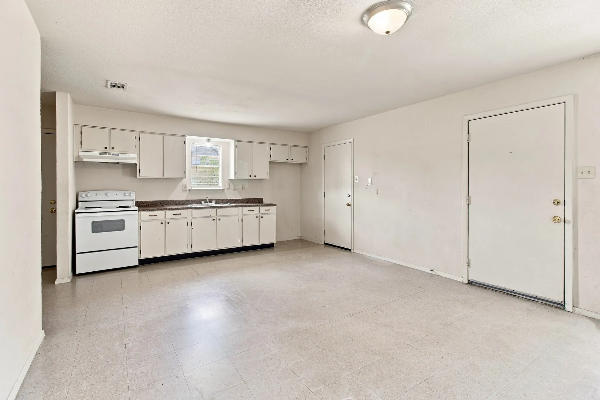 Single Family Residence For Sale in Tarrant County , 1572 Reef Drive, Pelican Bay, Texas 76020, 3 Bedroom, 1 Bathroom, 1 Garage spaces, 945 Sqft, built in 1984, Preowned, mls#21187188, Real Estate Agent in Pelican Bay, Homes For Sale in Tarrant county, Homes For Sale in Pelican Bay, Realtor in Pelican Bay Texas, Real Estate Brokerage Independent Realty Texas, Luminita Cordes Realtor