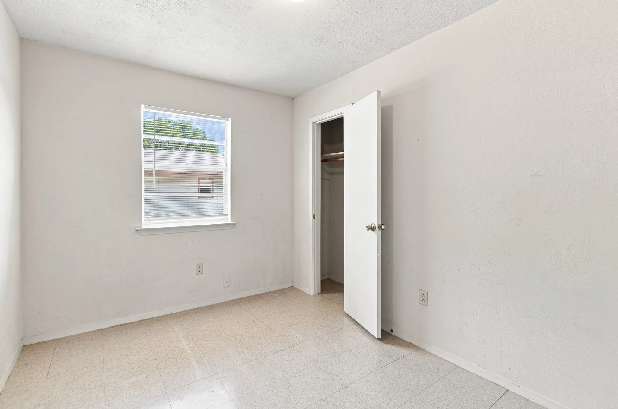 Single Family Residence For Sale in Tarrant County , 1572 Reef Drive, Pelican Bay, Texas 76020, 3 Bedroom, 1 Bathroom, 1 Garage spaces, 945 Sqft, built in 1984, Preowned, mls#21187188, Real Estate Agent in Pelican Bay, Homes For Sale in Tarrant county, Homes For Sale in Pelican Bay, Realtor in Pelican Bay Texas, Real Estate Brokerage Independent Realty Texas, Luminita Cordes Realtor