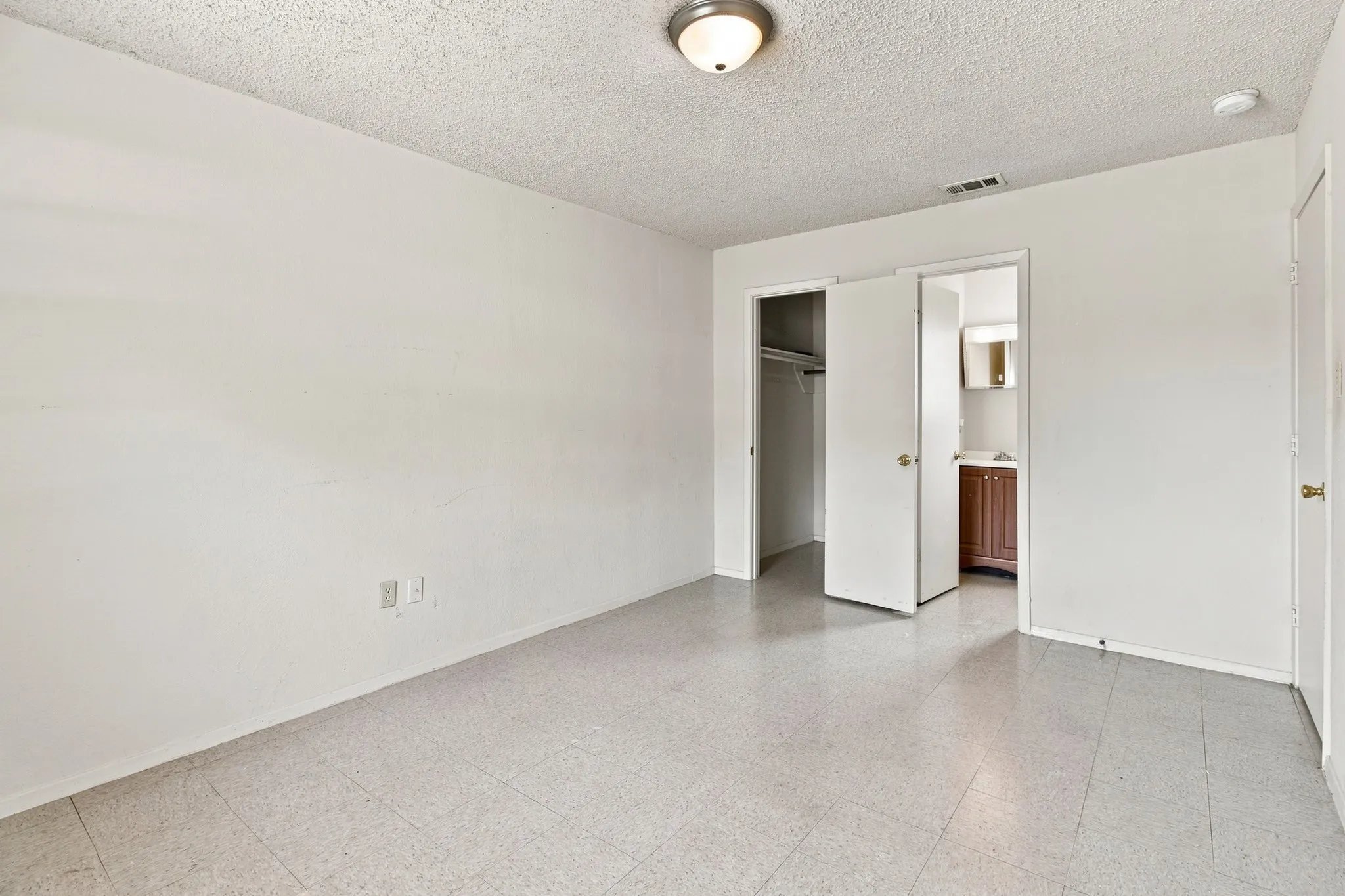 Single Family Residence For Sale in Tarrant County , 1572 Reef Drive, Pelican Bay, Texas 76020, 3 Bedroom, 1 Bathroom, 1 Garage spaces, 945 Sqft, built in 1984, Preowned, mls#21187188, Real Estate Agent in Pelican Bay, Homes For Sale in Tarrant county, Homes For Sale in Pelican Bay, Realtor in Pelican Bay Texas, Real Estate Brokerage Independent Realty Texas, Luminita Cordes Realtor