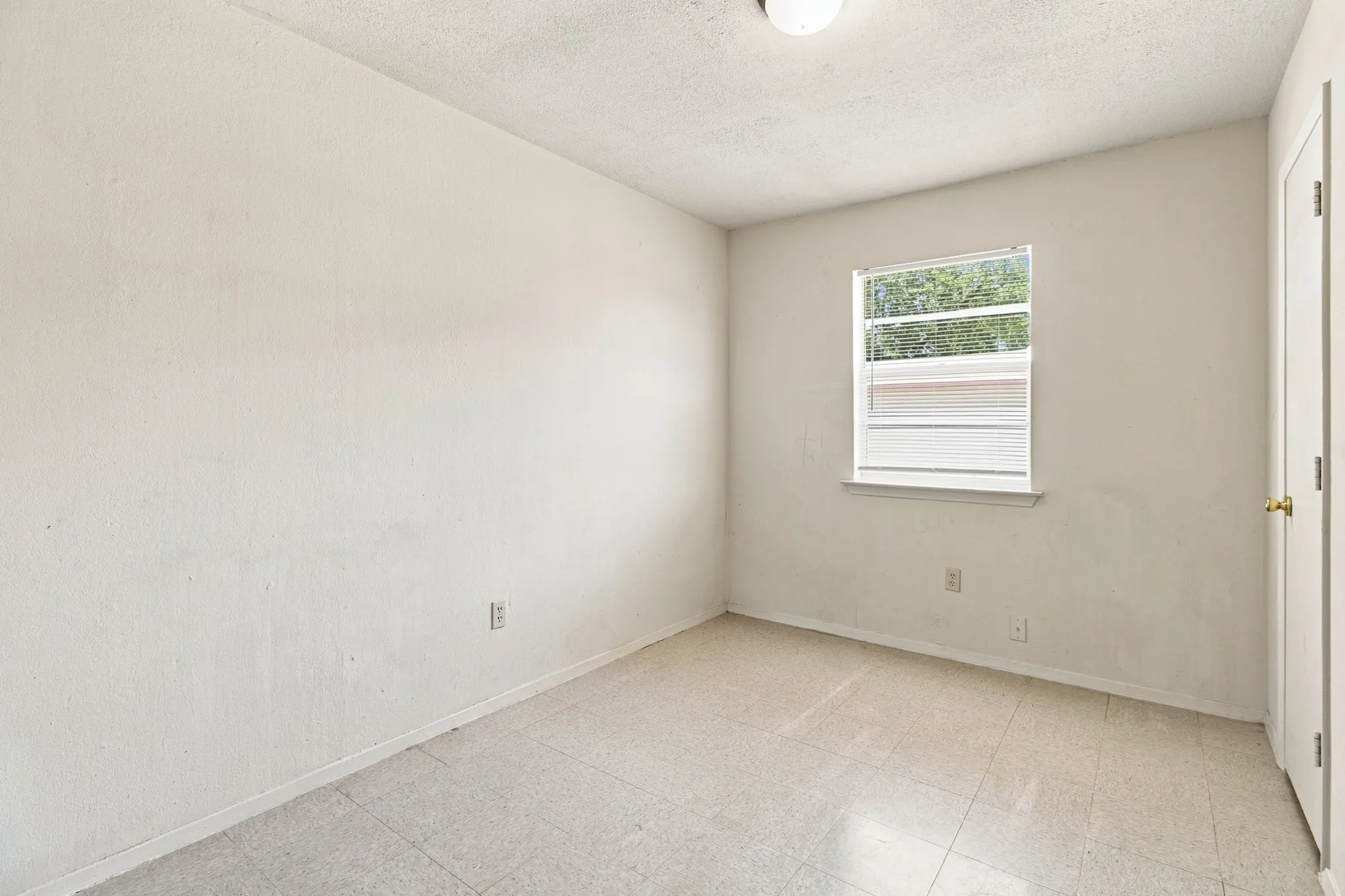 Single Family Residence For Sale in Tarrant County , 1572 Reef Drive, Pelican Bay, Texas 76020, 3 Bedroom, 1 Bathroom, 1 Garage spaces, 945 Sqft, built in 1984, Preowned, mls#21187188, Real Estate Agent in Pelican Bay, Homes For Sale in Tarrant county, Homes For Sale in Pelican Bay, Realtor in Pelican Bay Texas, Real Estate Brokerage Independent Realty Texas, Luminita Cordes Realtor