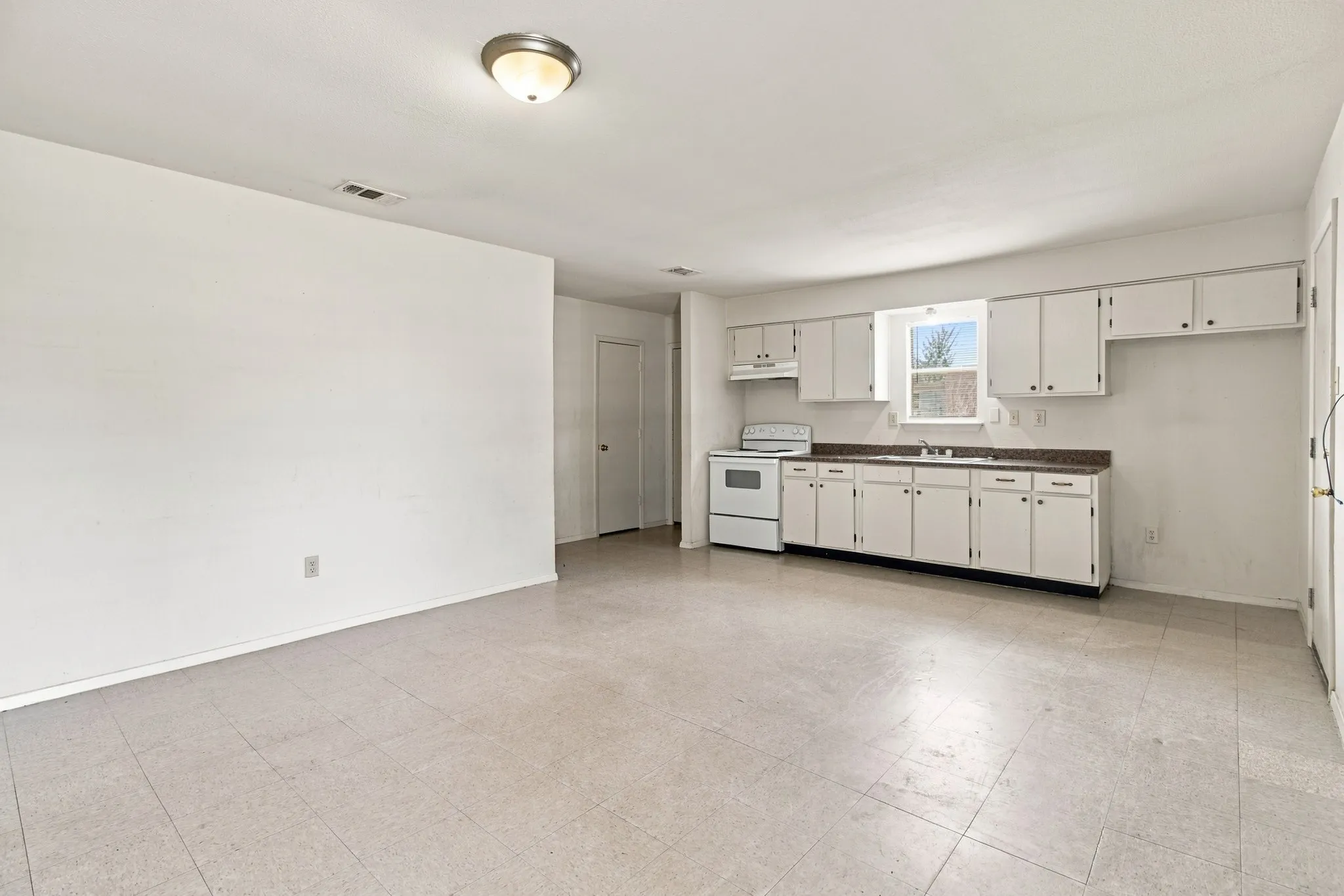 Single Family Residence For Sale in Tarrant County , 1572 Reef Drive, Pelican Bay, Texas 76020, 3 Bedroom, 1 Bathroom, 1 Garage spaces, 945 Sqft, built in 1984, Preowned, mls#21187188, Real Estate Agent in Pelican Bay, Homes For Sale in Tarrant county, Homes For Sale in Pelican Bay, Realtor in Pelican Bay Texas, Real Estate Brokerage Independent Realty Texas, Luminita Cordes Realtor