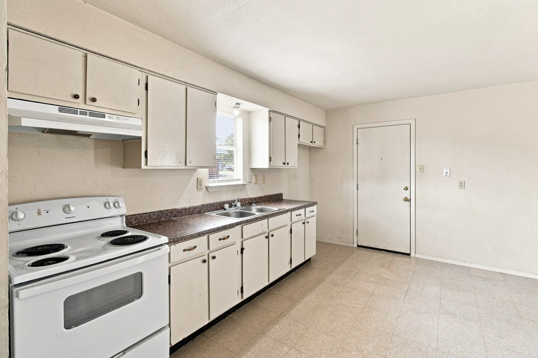Single Family Residence For Sale in Tarrant County , 1572 Reef Drive, Pelican Bay, Texas 76020, 3 Bedroom, 1 Bathroom, 1 Garage spaces, 945 Sqft, built in 1984, Preowned, mls#21187188, Real Estate Agent in Pelican Bay, Homes For Sale in Tarrant county, Homes For Sale in Pelican Bay, Realtor in Pelican Bay Texas, Real Estate Brokerage Independent Realty Texas, Luminita Cordes Realtor