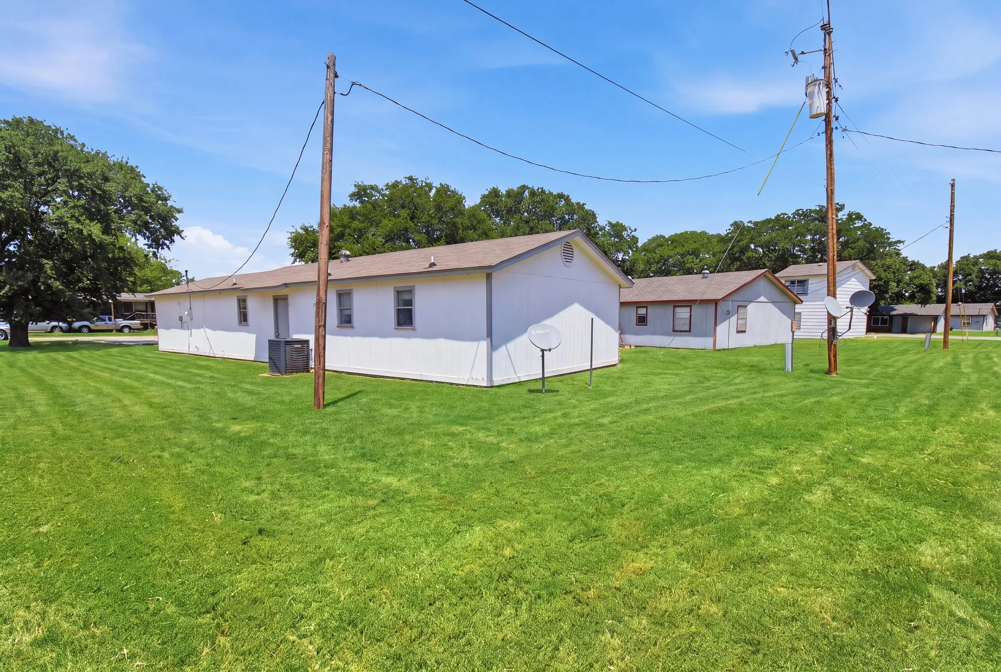 Single Family Residence For Sale in Tarrant County , 1572 Reef Drive, Pelican Bay, Texas 76020, 3 Bedroom, 1 Bathroom, 1 Garage spaces, 945 Sqft, built in 1984, Preowned, mls#21187188, Real Estate Agent in Pelican Bay, Homes For Sale in Tarrant county, Homes For Sale in Pelican Bay, Realtor in Pelican Bay Texas, Real Estate Brokerage Independent Realty Texas, Luminita Cordes Realtor