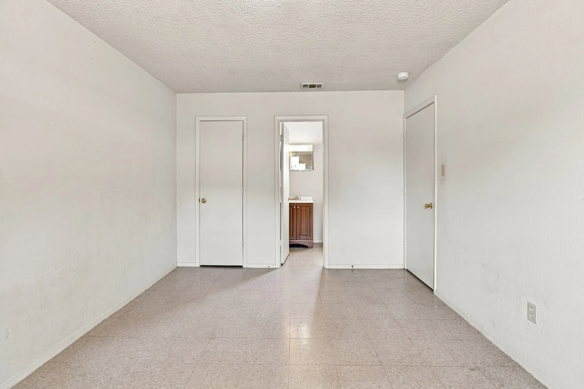 Single Family Residence For Sale in Tarrant County , 1572 Reef Drive, Pelican Bay, Texas 76020, 3 Bedroom, 1 Bathroom, 1 Garage spaces, 945 Sqft, built in 1984, Preowned, mls#21187188, Real Estate Agent in Pelican Bay, Homes For Sale in Tarrant county, Homes For Sale in Pelican Bay, Realtor in Pelican Bay Texas, Real Estate Brokerage Independent Realty Texas, Luminita Cordes Realtor