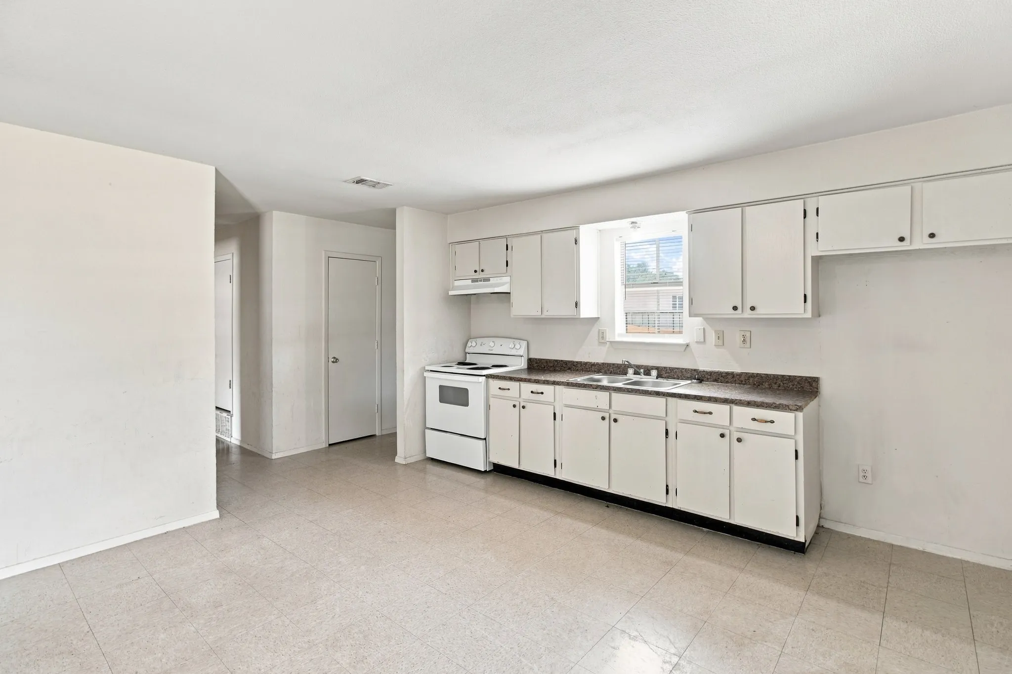 Single Family Residence For Sale in Tarrant County , 1572 Reef Drive, Pelican Bay, Texas 76020, 3 Bedroom, 1 Bathroom, 1 Garage spaces, 945 Sqft, built in 1984, Preowned, mls#21187188, Real Estate Agent in Pelican Bay, Homes For Sale in Tarrant county, Homes For Sale in Pelican Bay, Realtor in Pelican Bay Texas, Real Estate Brokerage Independent Realty Texas, Luminita Cordes Realtor