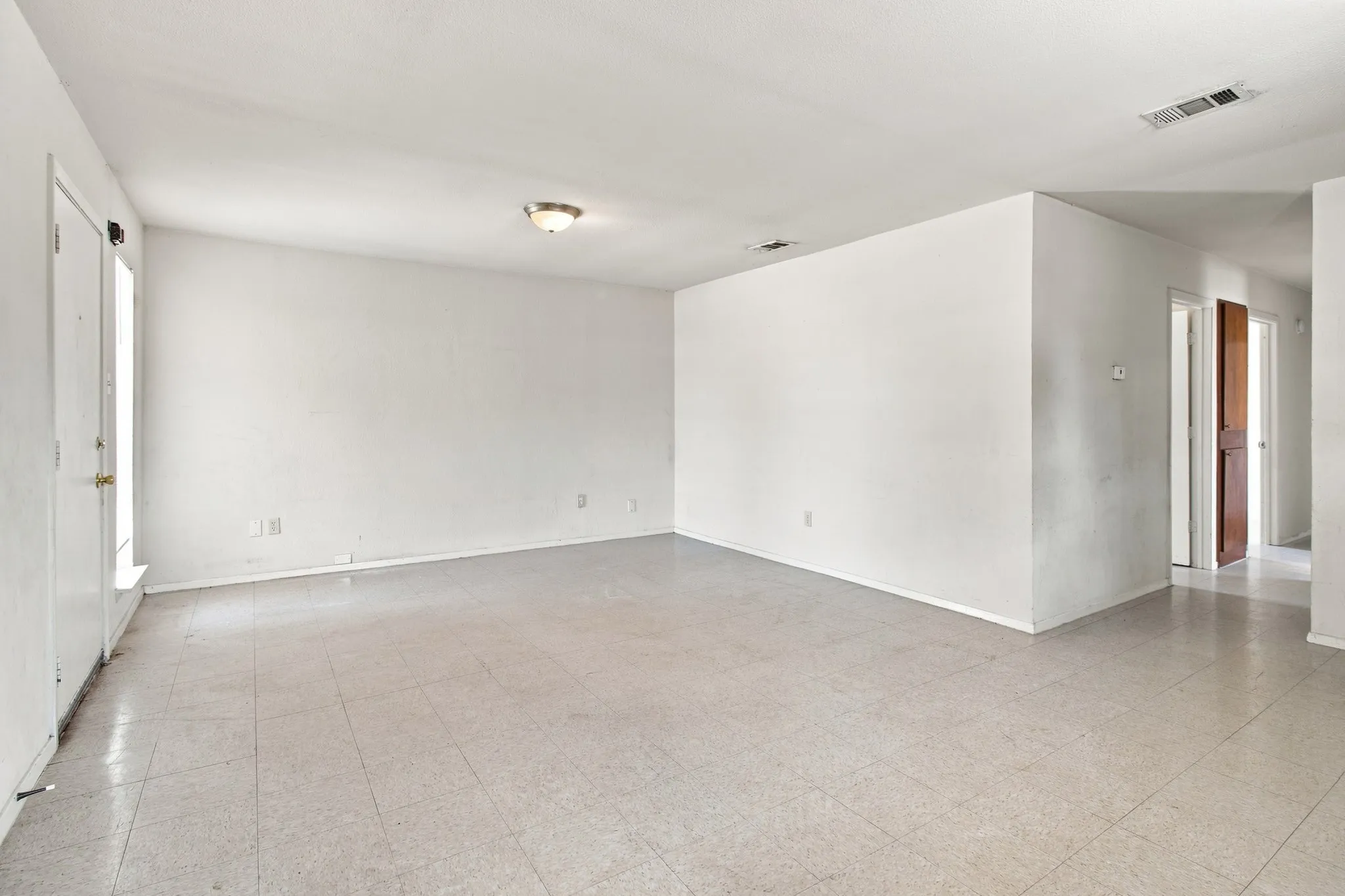 Single Family Residence For Sale in Tarrant County , 1572 Reef Drive, Pelican Bay, Texas 76020, 3 Bedroom, 1 Bathroom, 1 Garage spaces, 945 Sqft, built in 1984, Preowned, mls#21187188, Real Estate Agent in Pelican Bay, Homes For Sale in Tarrant county, Homes For Sale in Pelican Bay, Realtor in Pelican Bay Texas, Real Estate Brokerage Independent Realty Texas, Luminita Cordes Realtor