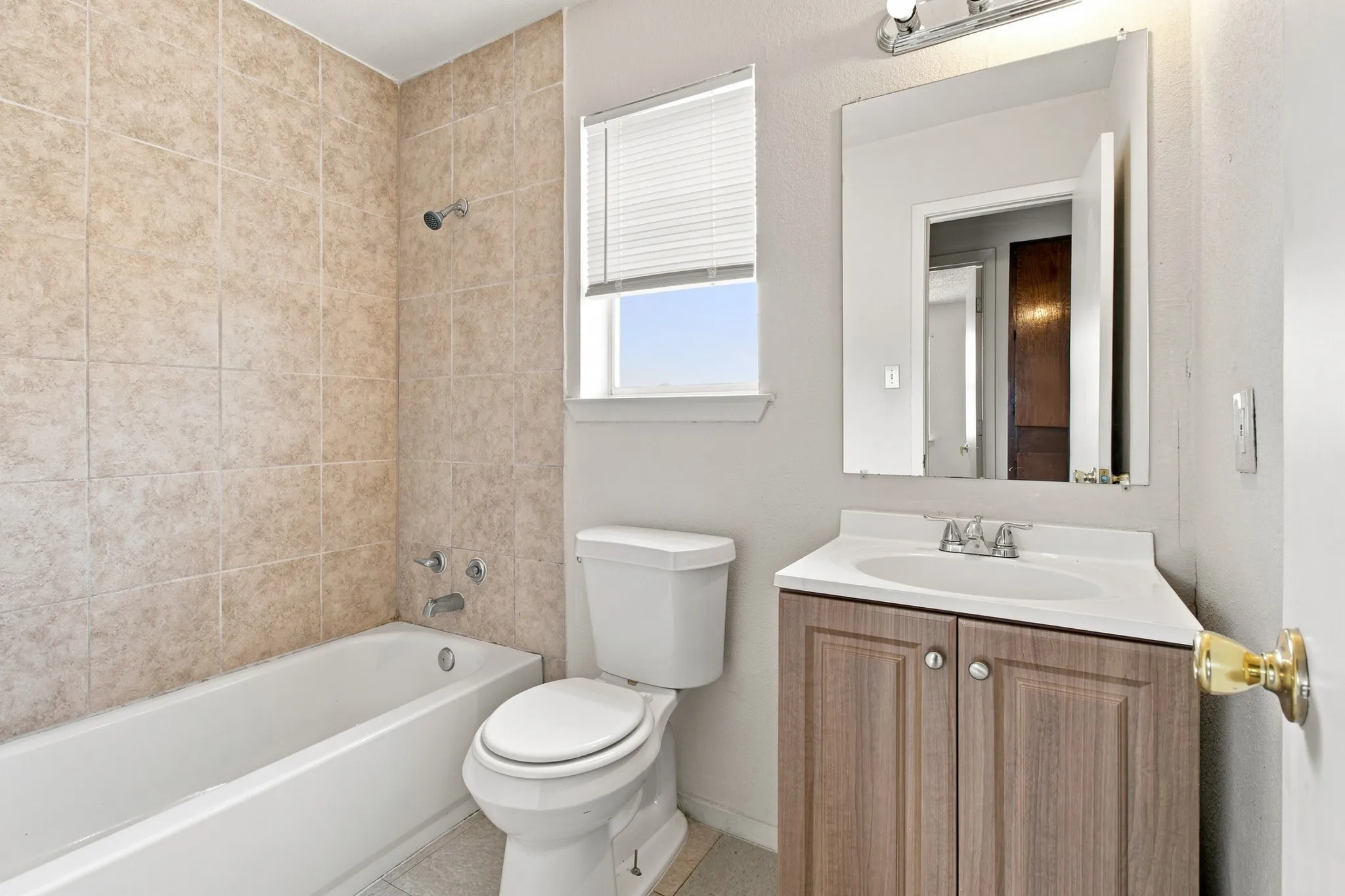 Single Family Residence For Sale in Tarrant County , 1572 Reef Drive, Pelican Bay, Texas 76020, 3 Bedroom, 1 Bathroom, 1 Garage spaces, 945 Sqft, built in 1984, Preowned, mls#21187188, Real Estate Agent in Pelican Bay, Homes For Sale in Tarrant county, Homes For Sale in Pelican Bay, Realtor in Pelican Bay Texas, Real Estate Brokerage Independent Realty Texas, Luminita Cordes Realtor