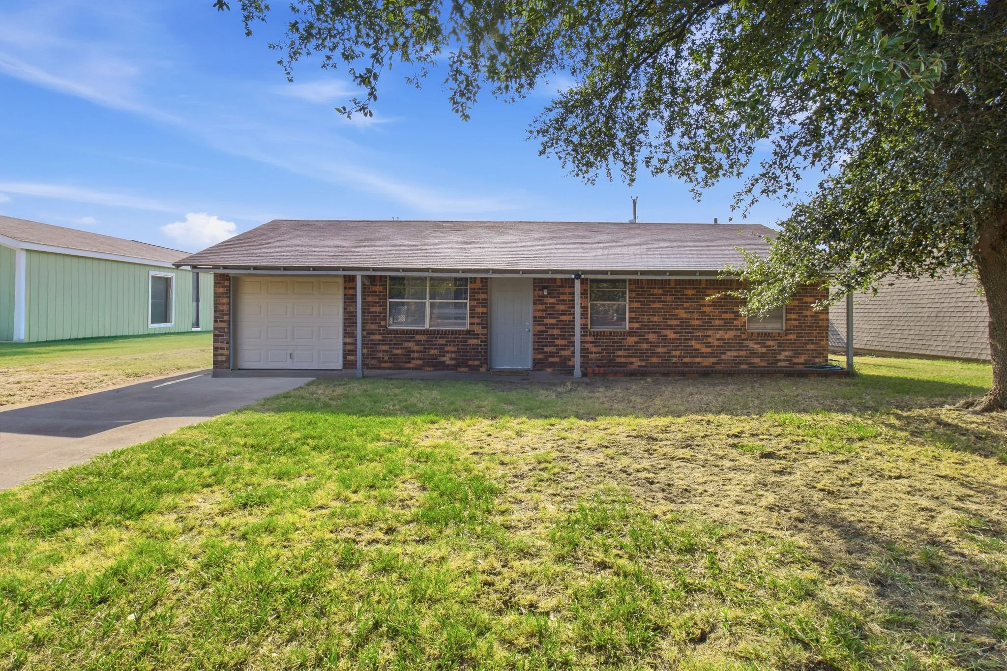Single Family Residence For Sale in Tarrant County , 1836 Coral Road, Pelican Bay, Texas 76020, 3 Bedroom, 1 Bathroom, 1 Garage spaces, 792 Sqft, built in 1984, Preowned, mls#21187184, Real Estate Agent in Pelican Bay, Homes For Sale in Tarrant county, Homes For Sale in Pelican Bay, Realtor in Pelican Bay Texas, Real Estate Brokerage Independent Realty Texas, Luminita Cordes Realtor