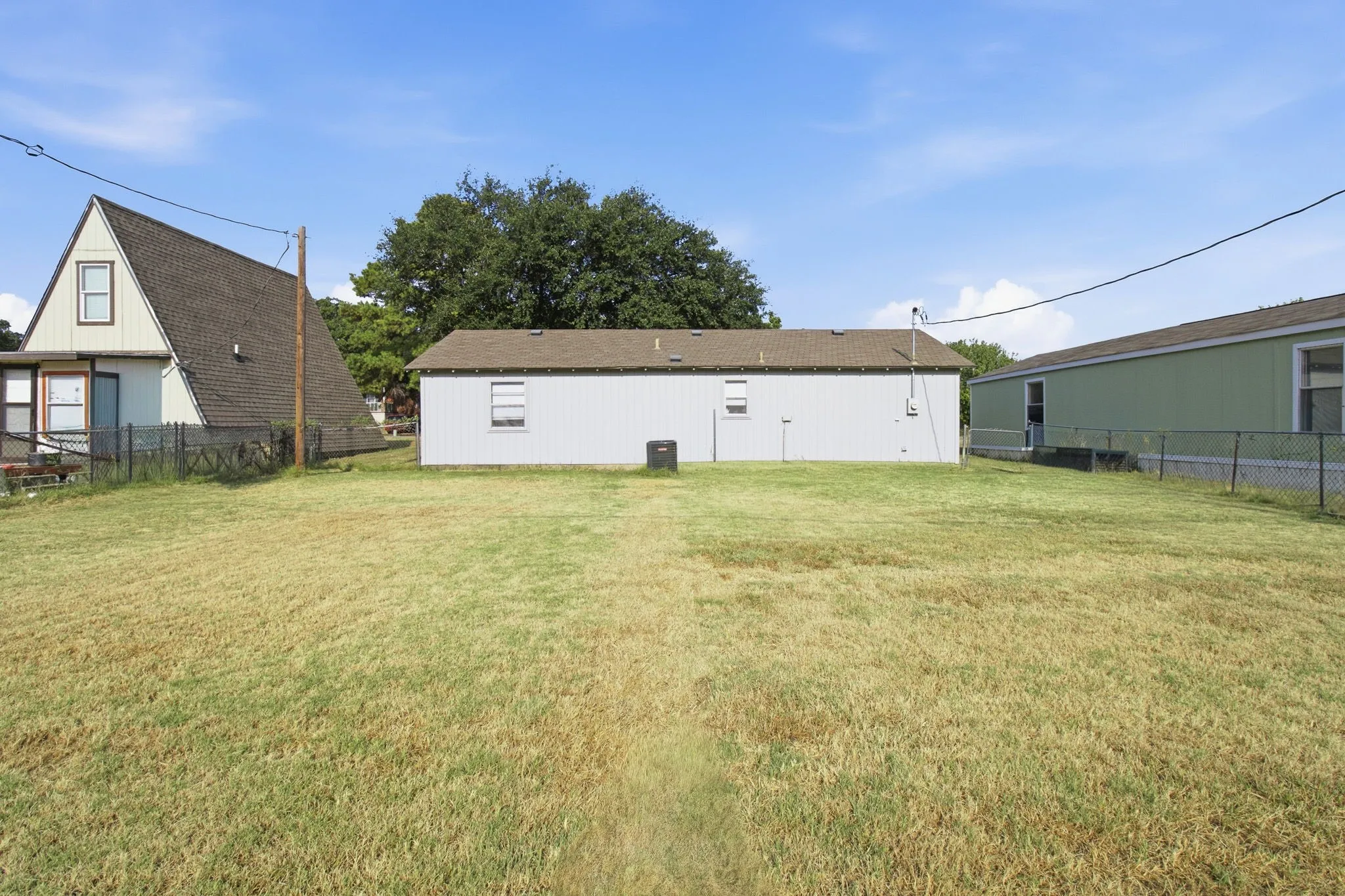 Single Family Residence For Sale in Tarrant County , 1836 Coral Road, Pelican Bay, Texas 76020, 3 Bedroom, 1 Bathroom, 1 Garage spaces, 792 Sqft, built in 1984, Preowned, mls#21187184, Real Estate Agent in Pelican Bay, Homes For Sale in Tarrant county, Homes For Sale in Pelican Bay, Realtor in Pelican Bay Texas, Real Estate Brokerage Independent Realty Texas, Luminita Cordes Realtor