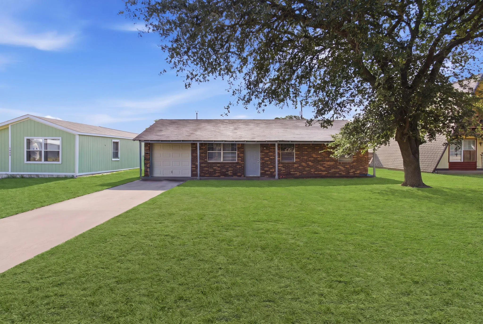Single Family Residence For Sale in Tarrant County , 1836 Coral Road, Pelican Bay, Texas 76020, 3 Bedroom, 1 Bathroom, 1 Garage spaces, 792 Sqft, built in 1984, Preowned, mls#21187184, Real Estate Agent in Pelican Bay, Homes For Sale in Tarrant county, Homes For Sale in Pelican Bay, Realtor in Pelican Bay Texas, Real Estate Brokerage Independent Realty Texas, Luminita Cordes Realtor