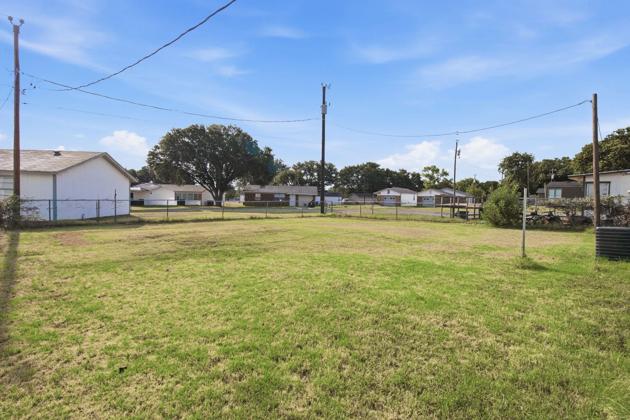 Single Family Residence For Sale in Tarrant County , 1836 Coral Road, Pelican Bay, Texas 76020, 3 Bedroom, 1 Bathroom, 1 Garage spaces, 792 Sqft, built in 1984, Preowned, mls#21187184, Real Estate Agent in Pelican Bay, Homes For Sale in Tarrant county, Homes For Sale in Pelican Bay, Realtor in Pelican Bay Texas, Real Estate Brokerage Independent Realty Texas, Luminita Cordes Realtor