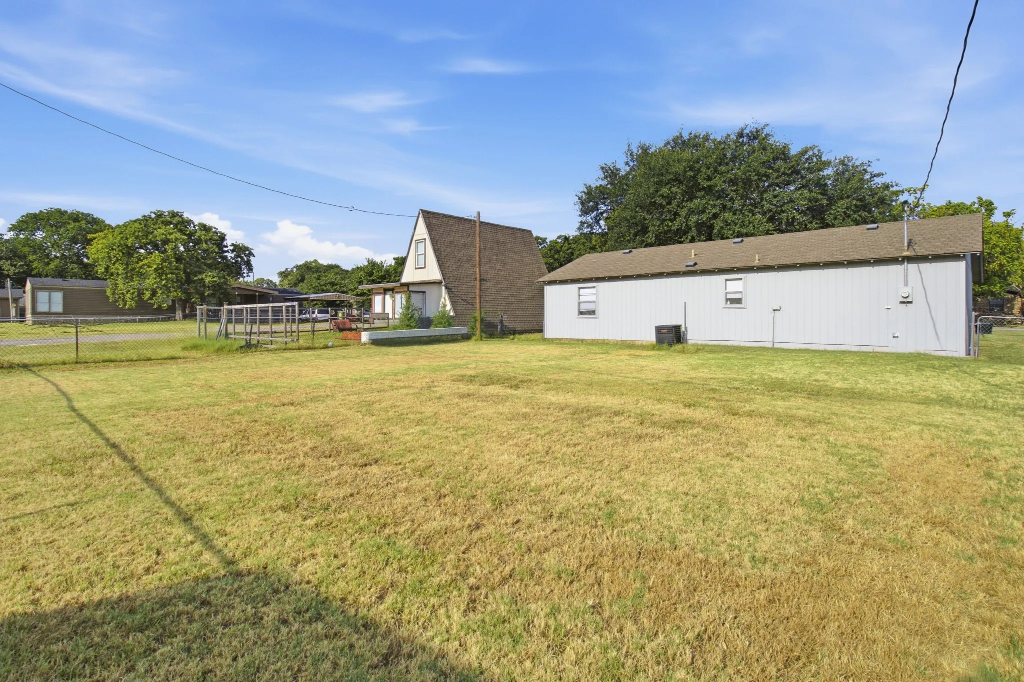 Single Family Residence For Sale in Tarrant County , 1836 Coral Road, Pelican Bay, Texas 76020, 3 Bedroom, 1 Bathroom, 1 Garage spaces, 792 Sqft, built in 1984, Preowned, mls#21187184, Real Estate Agent in Pelican Bay, Homes For Sale in Tarrant county, Homes For Sale in Pelican Bay, Realtor in Pelican Bay Texas, Real Estate Brokerage Independent Realty Texas, Luminita Cordes Realtor