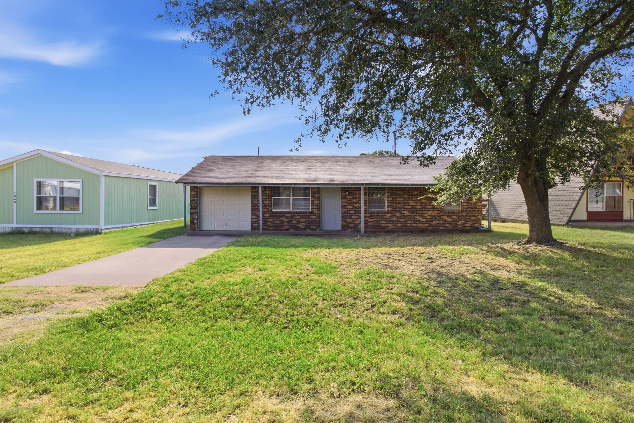 Single Family Residence For Sale in Tarrant County , 1836 Coral Road, Pelican Bay, Texas 76020, 3 Bedroom, 1 Bathroom, 1 Garage spaces, 792 Sqft, built in 1984, Preowned, mls#21187184, Real Estate Agent in Pelican Bay, Homes For Sale in Tarrant county, Homes For Sale in Pelican Bay, Realtor in Pelican Bay Texas, Real Estate Brokerage Independent Realty Texas, Luminita Cordes Realtor