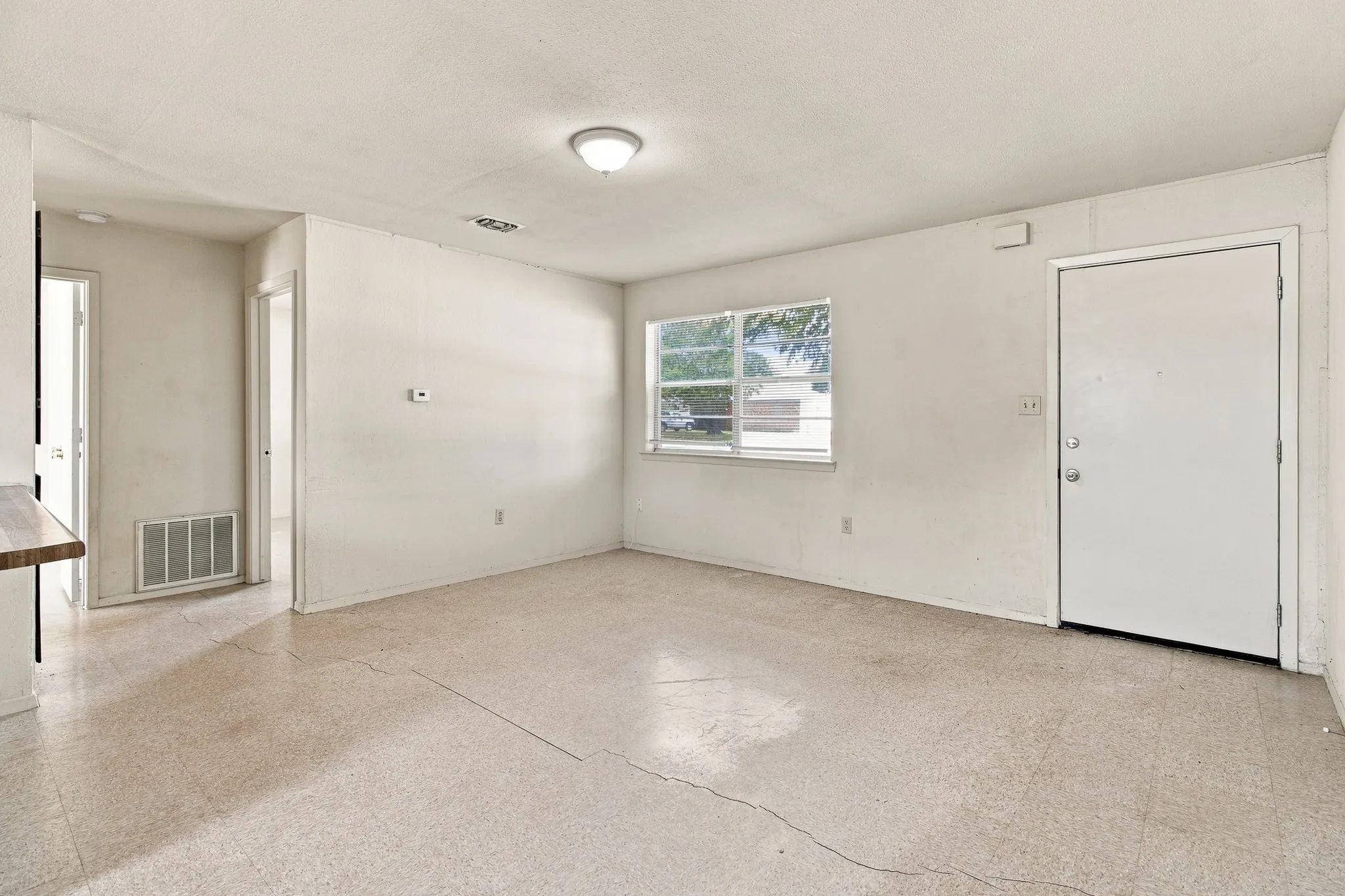 Single Family Residence For Sale in Tarrant County , 1517 Coral Cut Off, Pelican Bay, Texas 76020, 2 Bedroom, 1 Bathroom, 1 Garage spaces, 696 Sqft, built in 1984, Preowned, mls#21187180, Real Estate Agent in Pelican Bay, Homes For Sale in Tarrant county, Homes For Sale in Pelican Bay, Realtor in Pelican Bay Texas, Real Estate Brokerage Independent Realty Texas, Luminita Cordes Realtor
