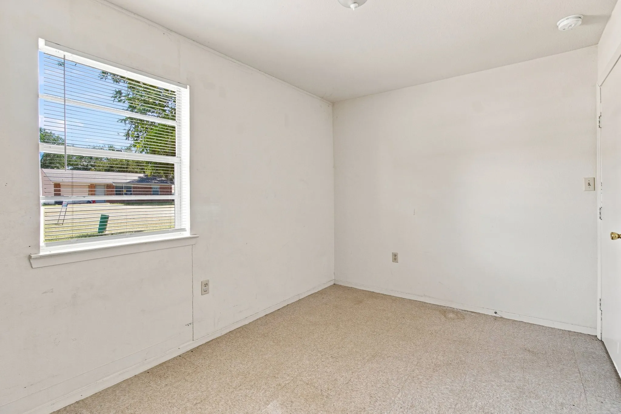 Single Family Residence For Sale in Tarrant County , 1517 Coral Cut Off, Pelican Bay, Texas 76020, 2 Bedroom, 1 Bathroom, 1 Garage spaces, 696 Sqft, built in 1984, Preowned, mls#21187180, Real Estate Agent in Pelican Bay, Homes For Sale in Tarrant county, Homes For Sale in Pelican Bay, Realtor in Pelican Bay Texas, Real Estate Brokerage Independent Realty Texas, Luminita Cordes Realtor