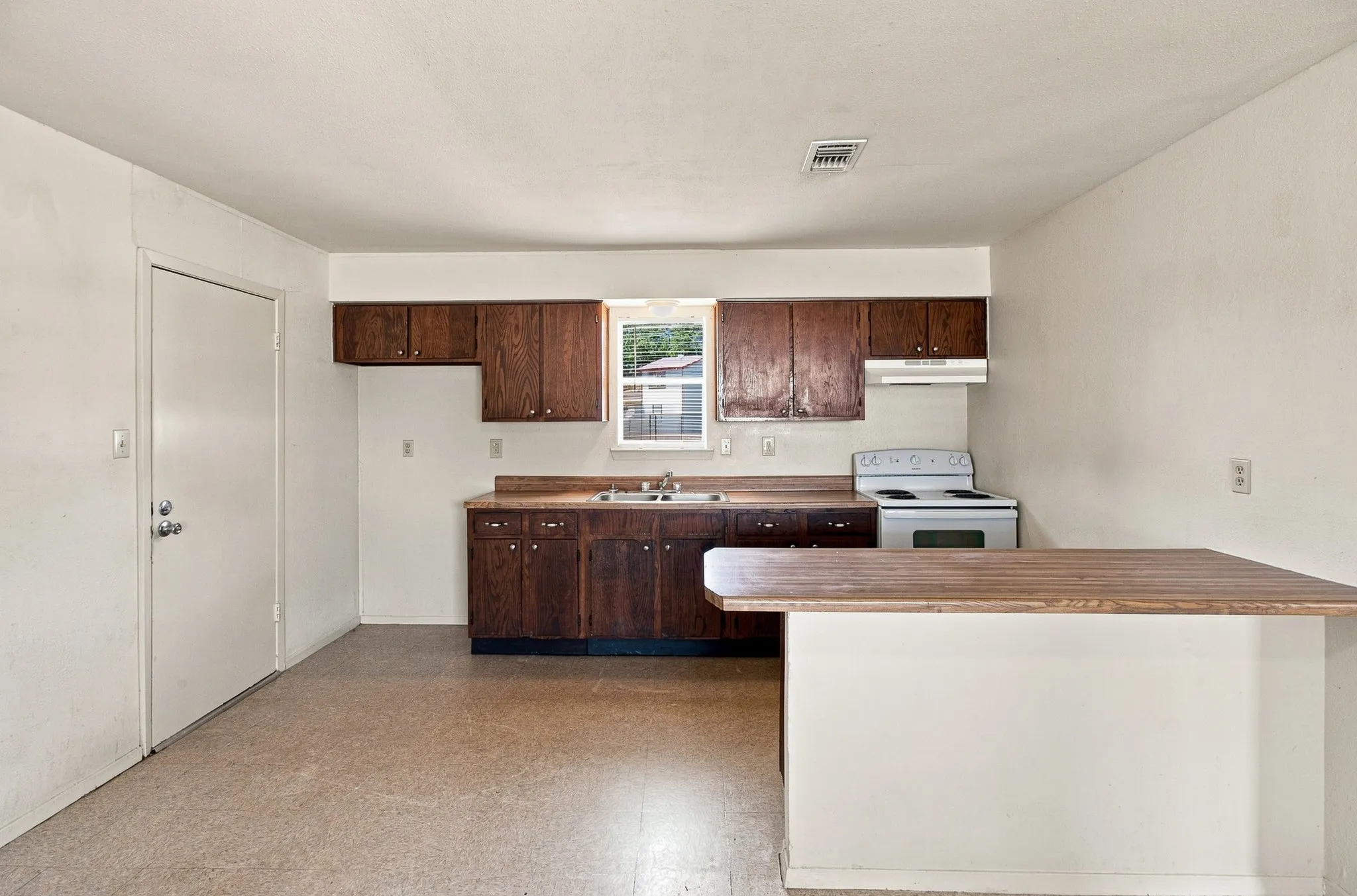 Single Family Residence For Sale in Tarrant County , 1517 Coral Cut Off, Pelican Bay, Texas 76020, 2 Bedroom, 1 Bathroom, 1 Garage spaces, 696 Sqft, built in 1984, Preowned, mls#21187180, Real Estate Agent in Pelican Bay, Homes For Sale in Tarrant county, Homes For Sale in Pelican Bay, Realtor in Pelican Bay Texas, Real Estate Brokerage Independent Realty Texas, Luminita Cordes Realtor