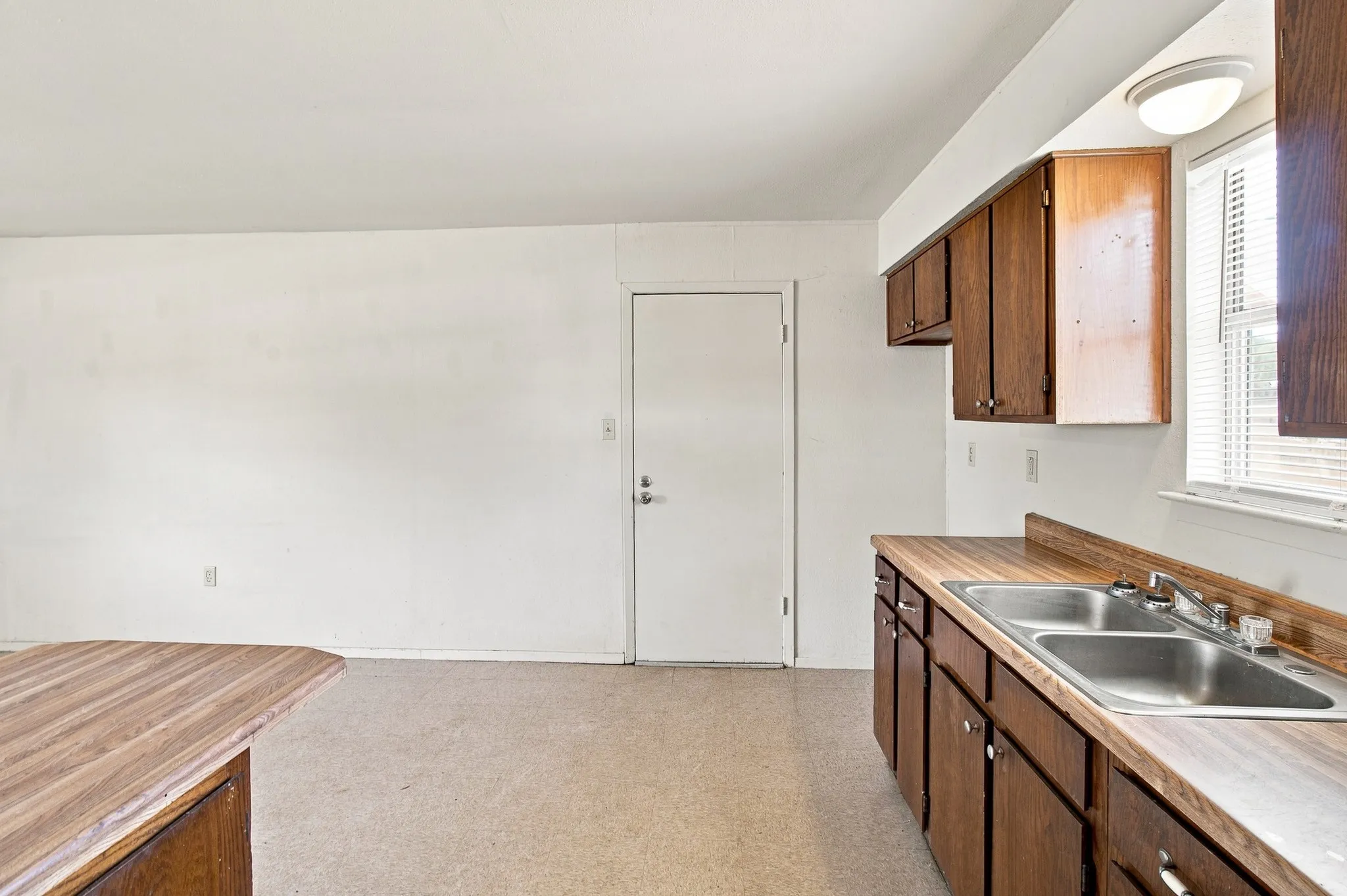 Single Family Residence For Sale in Tarrant County , 1517 Coral Cut Off, Pelican Bay, Texas 76020, 2 Bedroom, 1 Bathroom, 1 Garage spaces, 696 Sqft, built in 1984, Preowned, mls#21187180, Real Estate Agent in Pelican Bay, Homes For Sale in Tarrant county, Homes For Sale in Pelican Bay, Realtor in Pelican Bay Texas, Real Estate Brokerage Independent Realty Texas, Luminita Cordes Realtor