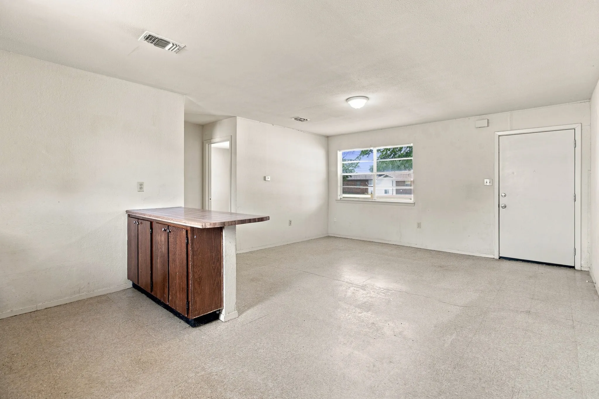 Single Family Residence For Sale in Tarrant County , 1517 Coral Cut Off, Pelican Bay, Texas 76020, 2 Bedroom, 1 Bathroom, 1 Garage spaces, 696 Sqft, built in 1984, Preowned, mls#21187180, Real Estate Agent in Pelican Bay, Homes For Sale in Tarrant county, Homes For Sale in Pelican Bay, Realtor in Pelican Bay Texas, Real Estate Brokerage Independent Realty Texas, Luminita Cordes Realtor