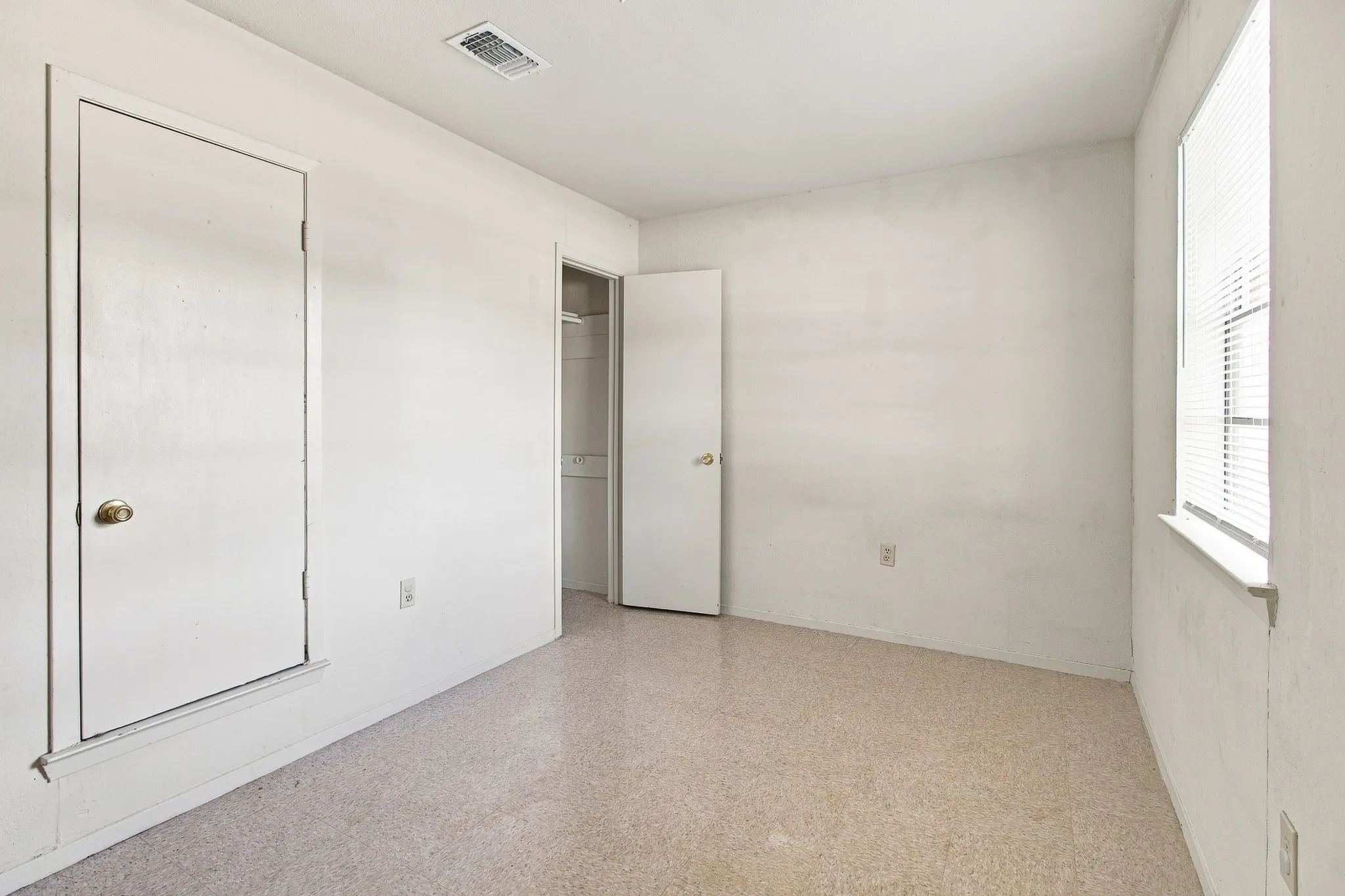 Single Family Residence For Sale in Tarrant County , 1517 Coral Cut Off, Pelican Bay, Texas 76020, 2 Bedroom, 1 Bathroom, 1 Garage spaces, 696 Sqft, built in 1984, Preowned, mls#21187180, Real Estate Agent in Pelican Bay, Homes For Sale in Tarrant county, Homes For Sale in Pelican Bay, Realtor in Pelican Bay Texas, Real Estate Brokerage Independent Realty Texas, Luminita Cordes Realtor