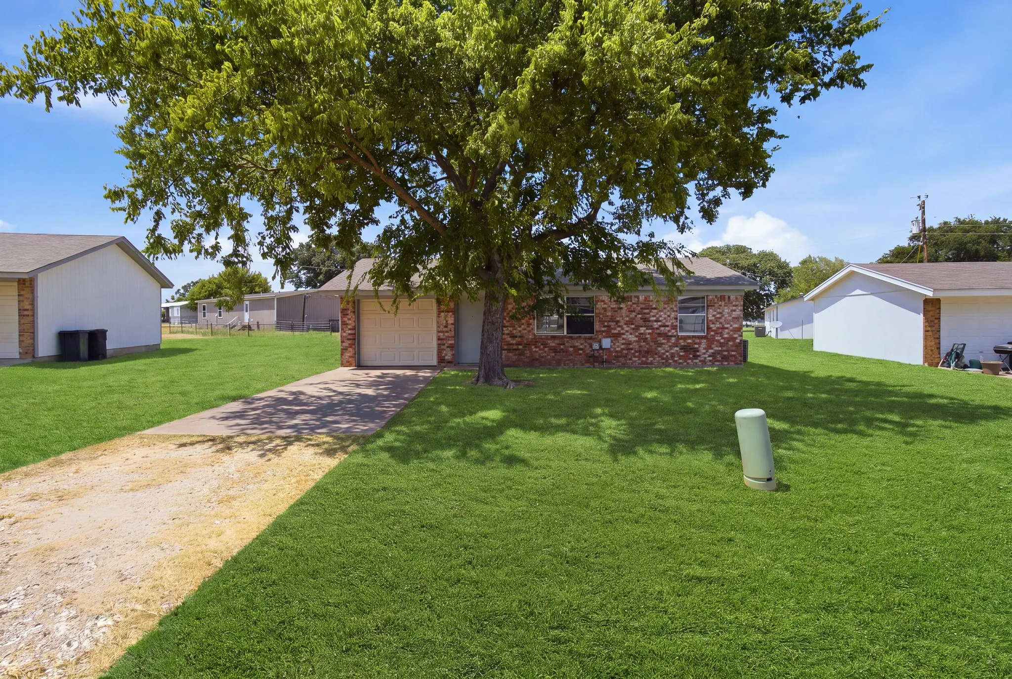 Single Family Residence For Sale in Tarrant County , 1517 Coral Cut Off, Pelican Bay, Texas 76020, 2 Bedroom, 1 Bathroom, 1 Garage spaces, 696 Sqft, built in 1984, Preowned, mls#21187180, Real Estate Agent in Pelican Bay, Homes For Sale in Tarrant county, Homes For Sale in Pelican Bay, Realtor in Pelican Bay Texas, Real Estate Brokerage Independent Realty Texas, Luminita Cordes Realtor