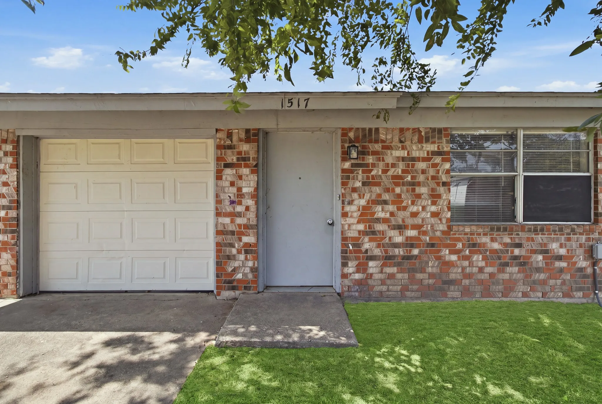 Single Family Residence For Sale in Tarrant County , 1517 Coral Cut Off, Pelican Bay, Texas 76020, 2 Bedroom, 1 Bathroom, 1 Garage spaces, 696 Sqft, built in 1984, Preowned, mls#21187180, Real Estate Agent in Pelican Bay, Homes For Sale in Tarrant county, Homes For Sale in Pelican Bay, Realtor in Pelican Bay Texas, Real Estate Brokerage Independent Realty Texas, Luminita Cordes Realtor