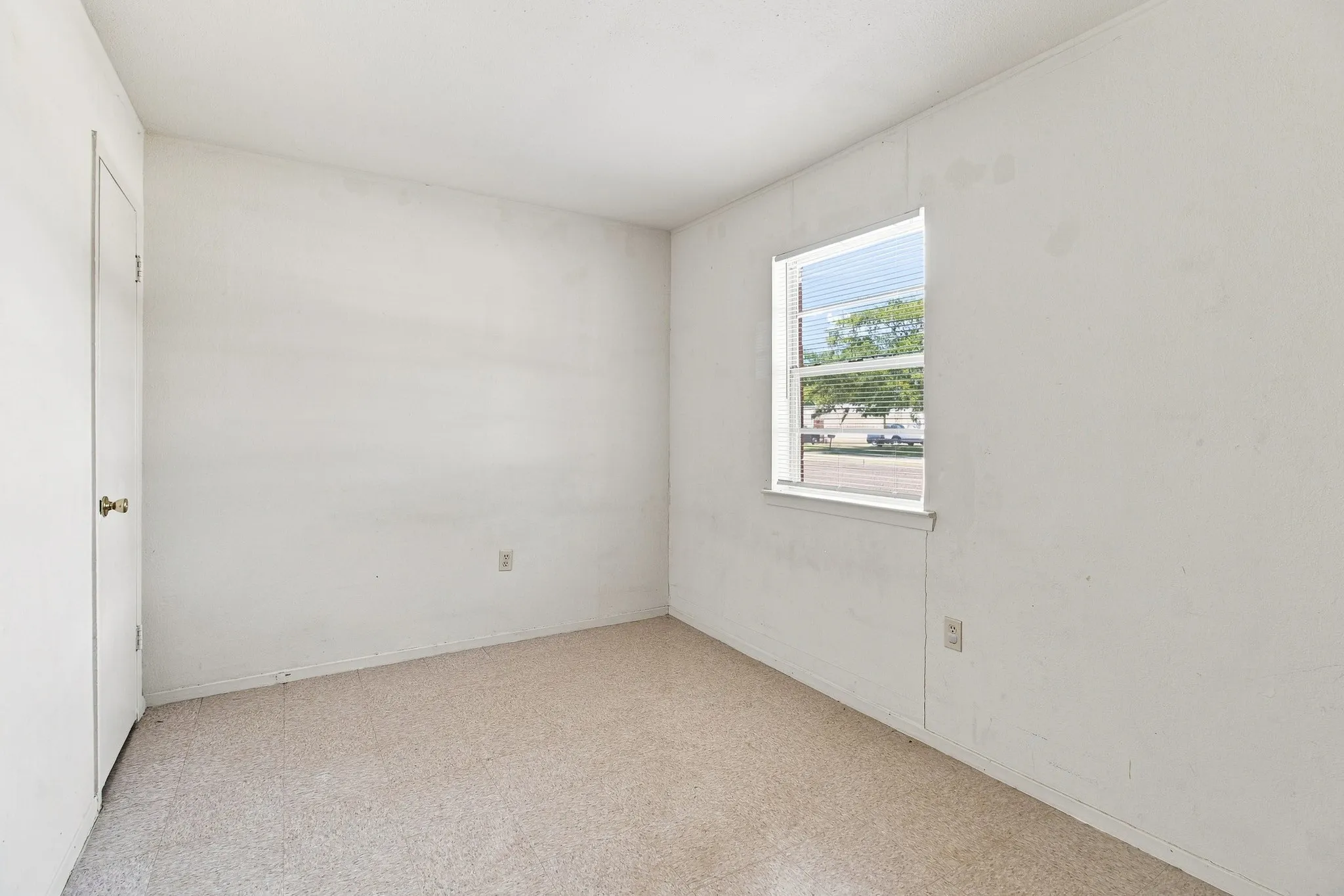 Single Family Residence For Sale in Tarrant County , 1517 Coral Cut Off, Pelican Bay, Texas 76020, 2 Bedroom, 1 Bathroom, 1 Garage spaces, 696 Sqft, built in 1984, Preowned, mls#21187180, Real Estate Agent in Pelican Bay, Homes For Sale in Tarrant county, Homes For Sale in Pelican Bay, Realtor in Pelican Bay Texas, Real Estate Brokerage Independent Realty Texas, Luminita Cordes Realtor