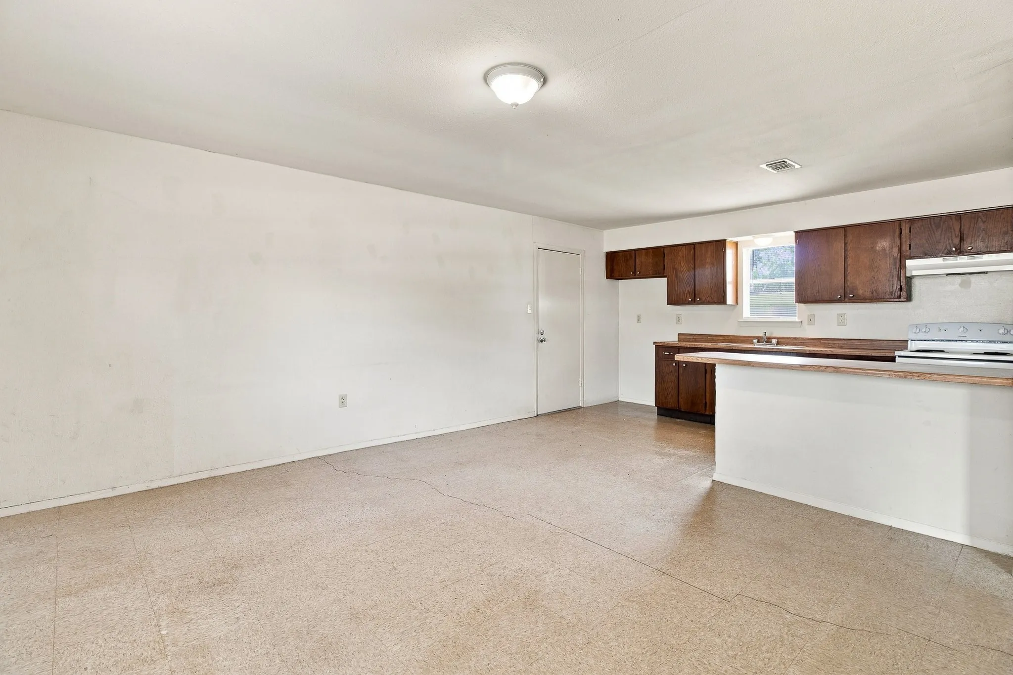 Single Family Residence For Sale in Tarrant County , 1517 Coral Cut Off, Pelican Bay, Texas 76020, 2 Bedroom, 1 Bathroom, 1 Garage spaces, 696 Sqft, built in 1984, Preowned, mls#21187180, Real Estate Agent in Pelican Bay, Homes For Sale in Tarrant county, Homes For Sale in Pelican Bay, Realtor in Pelican Bay Texas, Real Estate Brokerage Independent Realty Texas, Luminita Cordes Realtor