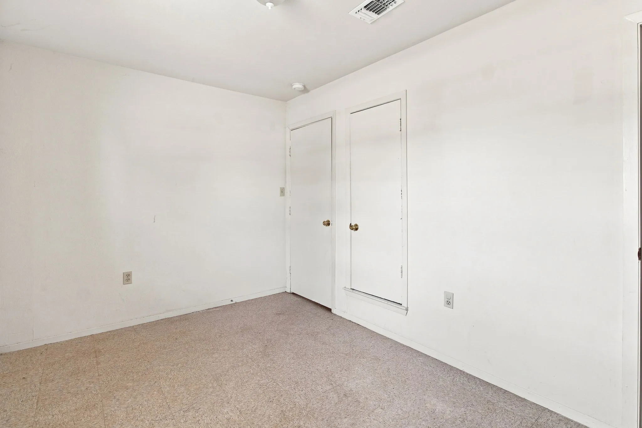 Single Family Residence For Sale in Tarrant County , 1517 Coral Cut Off, Pelican Bay, Texas 76020, 2 Bedroom, 1 Bathroom, 1 Garage spaces, 696 Sqft, built in 1984, Preowned, mls#21187180, Real Estate Agent in Pelican Bay, Homes For Sale in Tarrant county, Homes For Sale in Pelican Bay, Realtor in Pelican Bay Texas, Real Estate Brokerage Independent Realty Texas, Luminita Cordes Realtor