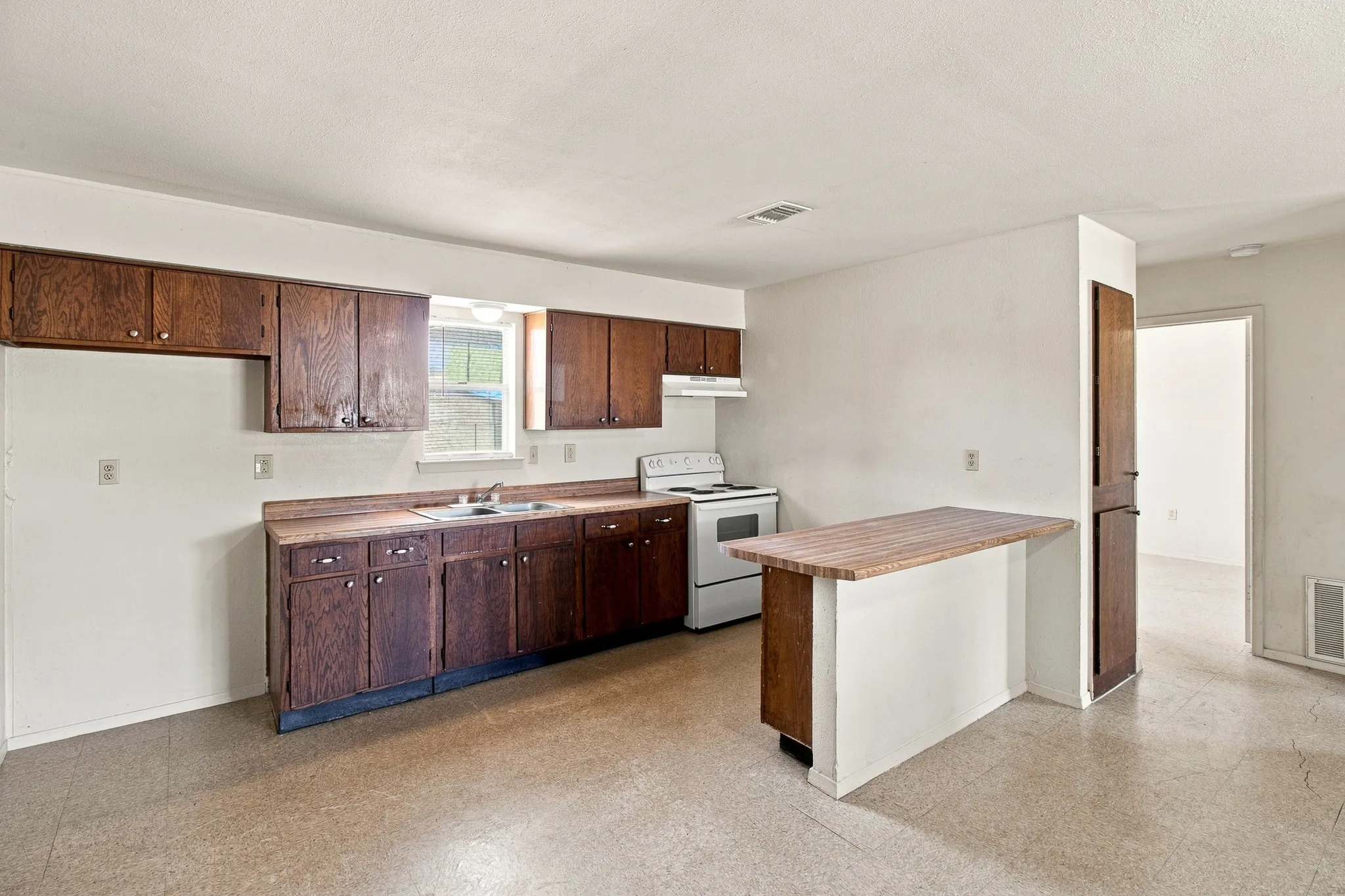Single Family Residence For Sale in Tarrant County , 1517 Coral Cut Off, Pelican Bay, Texas 76020, 2 Bedroom, 1 Bathroom, 1 Garage spaces, 696 Sqft, built in 1984, Preowned, mls#21187180, Real Estate Agent in Pelican Bay, Homes For Sale in Tarrant county, Homes For Sale in Pelican Bay, Realtor in Pelican Bay Texas, Real Estate Brokerage Independent Realty Texas, Luminita Cordes Realtor