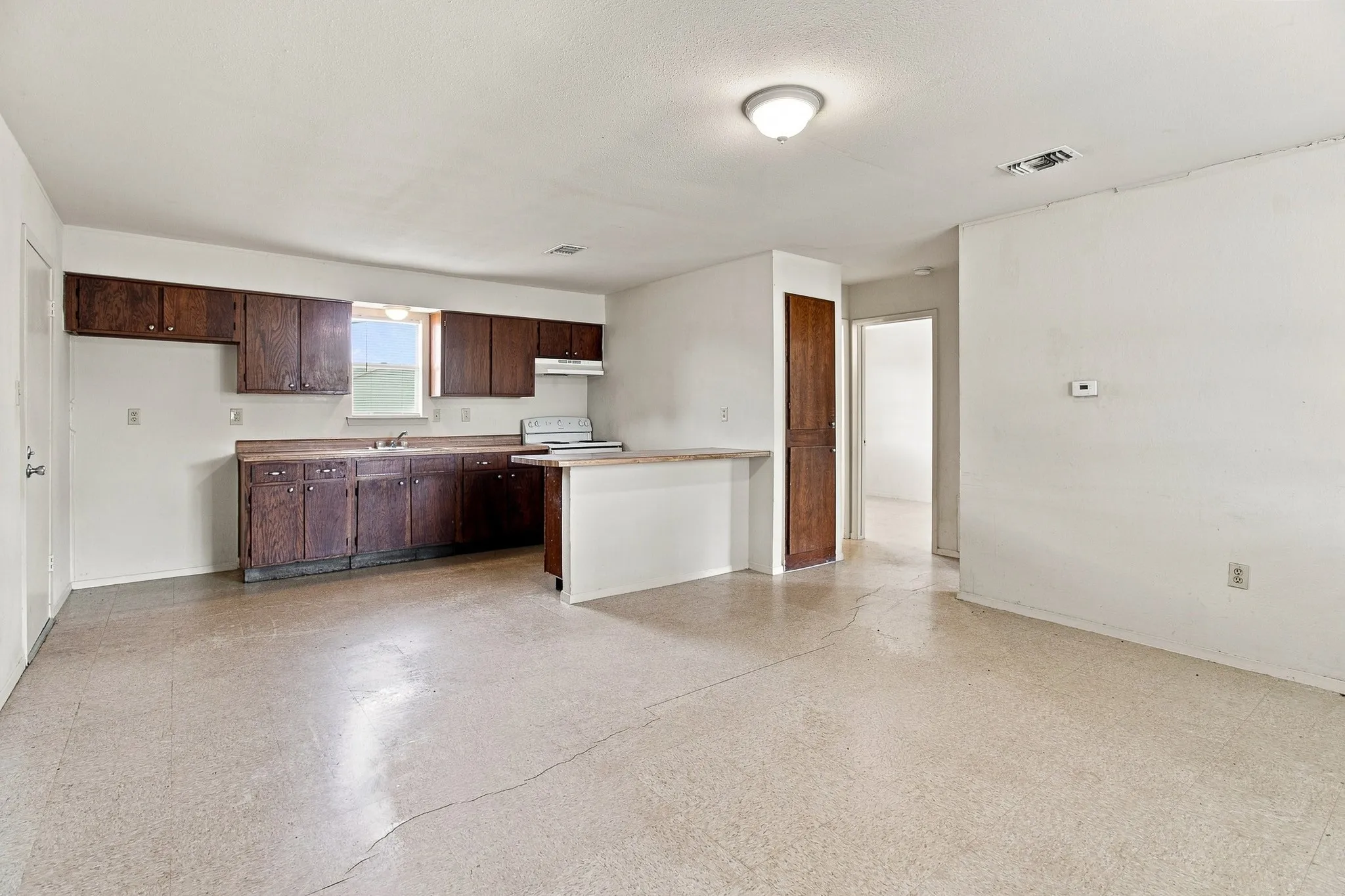 Single Family Residence For Sale in Tarrant County , 1517 Coral Cut Off, Pelican Bay, Texas 76020, 2 Bedroom, 1 Bathroom, 1 Garage spaces, 696 Sqft, built in 1984, Preowned, mls#21187180, Real Estate Agent in Pelican Bay, Homes For Sale in Tarrant county, Homes For Sale in Pelican Bay, Realtor in Pelican Bay Texas, Real Estate Brokerage Independent Realty Texas, Luminita Cordes Realtor