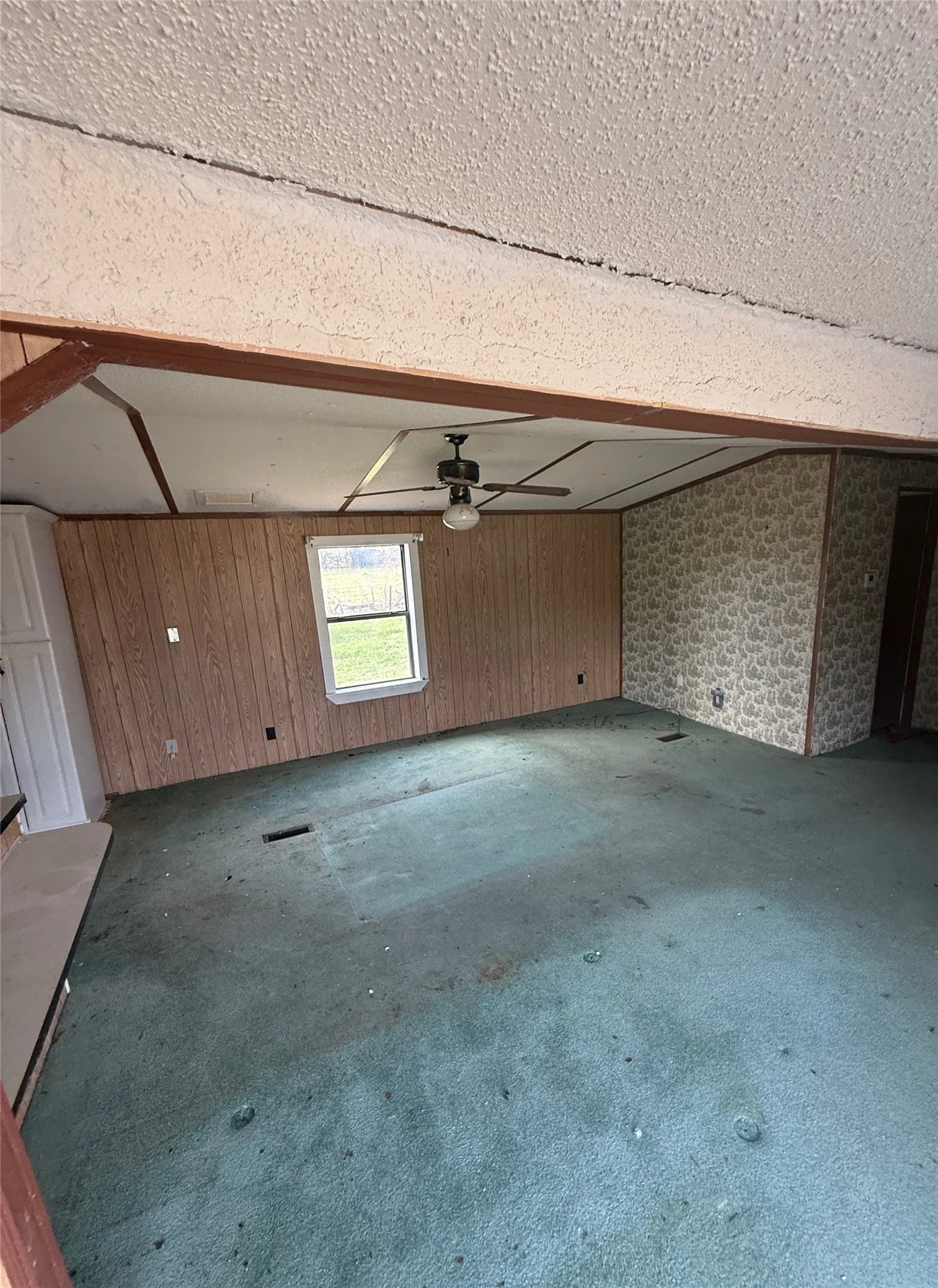 Single Family Residence For Sale in Limestone County , 104 S Lilly Street, Kosse, Texas 76653, 4 Bedroom, 3 Bathroom, 1 Garage spaces, 1,762 Sqft, built in 1993, mls#21187845, Real Estate Agent in Kosse, Homes For Sale in Limestone county, Homes For Sale in Kosse, Realtor in Kosse Texas, Real Estate Brokerage Independent Realty Texas, Luminita Cordes Realtor
