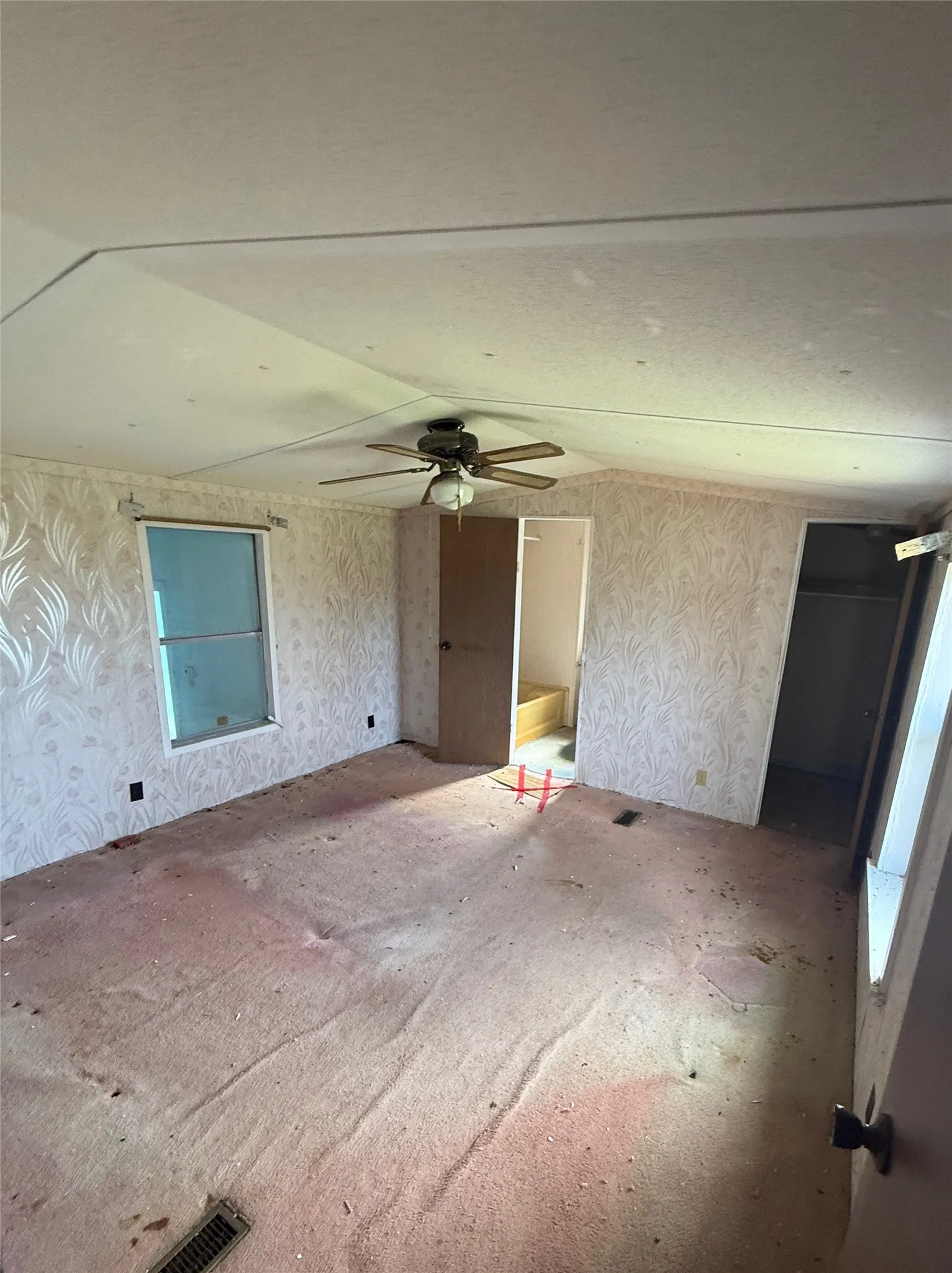 Single Family Residence For Sale in Limestone County , 104 S Lilly Street, Kosse, Texas 76653, 4 Bedroom, 3 Bathroom, 1 Garage spaces, 1,762 Sqft, built in 1993, mls#21187845, Real Estate Agent in Kosse, Homes For Sale in Limestone county, Homes For Sale in Kosse, Realtor in Kosse Texas, Real Estate Brokerage Independent Realty Texas, Luminita Cordes Realtor