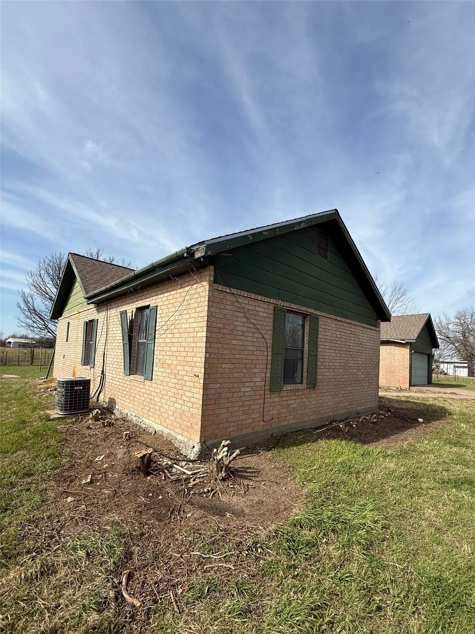 Single Family Residence For Sale in Limestone County , 104 S Lilly Street, Kosse, Texas 76653, 4 Bedroom, 3 Bathroom, 1 Garage spaces, 1,762 Sqft, built in 1993, mls#21187845, Real Estate Agent in Kosse, Homes For Sale in Limestone county, Homes For Sale in Kosse, Realtor in Kosse Texas, Real Estate Brokerage Independent Realty Texas, Luminita Cordes Realtor