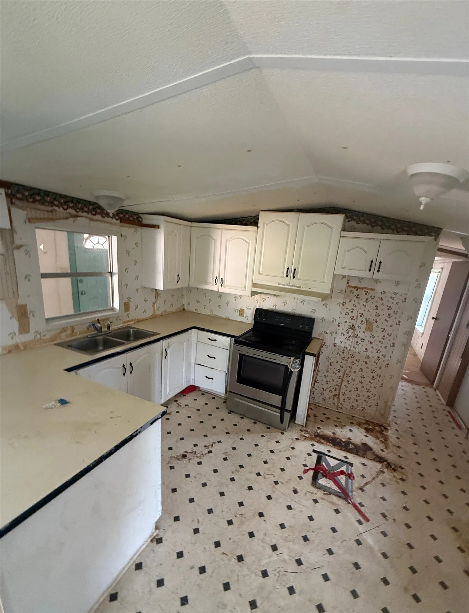 Single Family Residence For Sale in Limestone County , 104 S Lilly Street, Kosse, Texas 76653, 4 Bedroom, 3 Bathroom, 1 Garage spaces, 1,762 Sqft, built in 1993, mls#21187845, Real Estate Agent in Kosse, Homes For Sale in Limestone county, Homes For Sale in Kosse, Realtor in Kosse Texas, Real Estate Brokerage Independent Realty Texas, Luminita Cordes Realtor