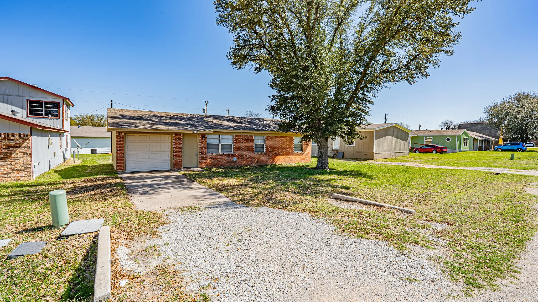 Single Family Residence For Sale in Tarrant County , 1848 Coral Road, Pelican Bay, Texas 76020, 3 Bedroom, 1 Bathroom, 1 Garage spaces, 792 Sqft, built in 1984, Preowned, mls#21187179, Real Estate Agent in Pelican Bay, Homes For Sale in Tarrant county, Homes For Sale in Pelican Bay, Realtor in Pelican Bay Texas, Real Estate Brokerage Independent Realty Texas, Luminita Cordes Realtor