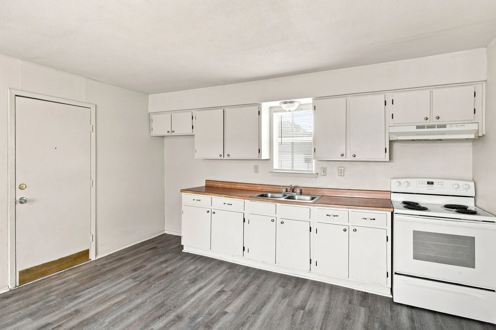 Single Family Residence For Sale in Tarrant County , 1848 Coral Road, Pelican Bay, Texas 76020, 3 Bedroom, 1 Bathroom, 1 Garage spaces, 792 Sqft, built in 1984, Preowned, mls#21187179, Real Estate Agent in Pelican Bay, Homes For Sale in Tarrant county, Homes For Sale in Pelican Bay, Realtor in Pelican Bay Texas, Real Estate Brokerage Independent Realty Texas, Luminita Cordes Realtor