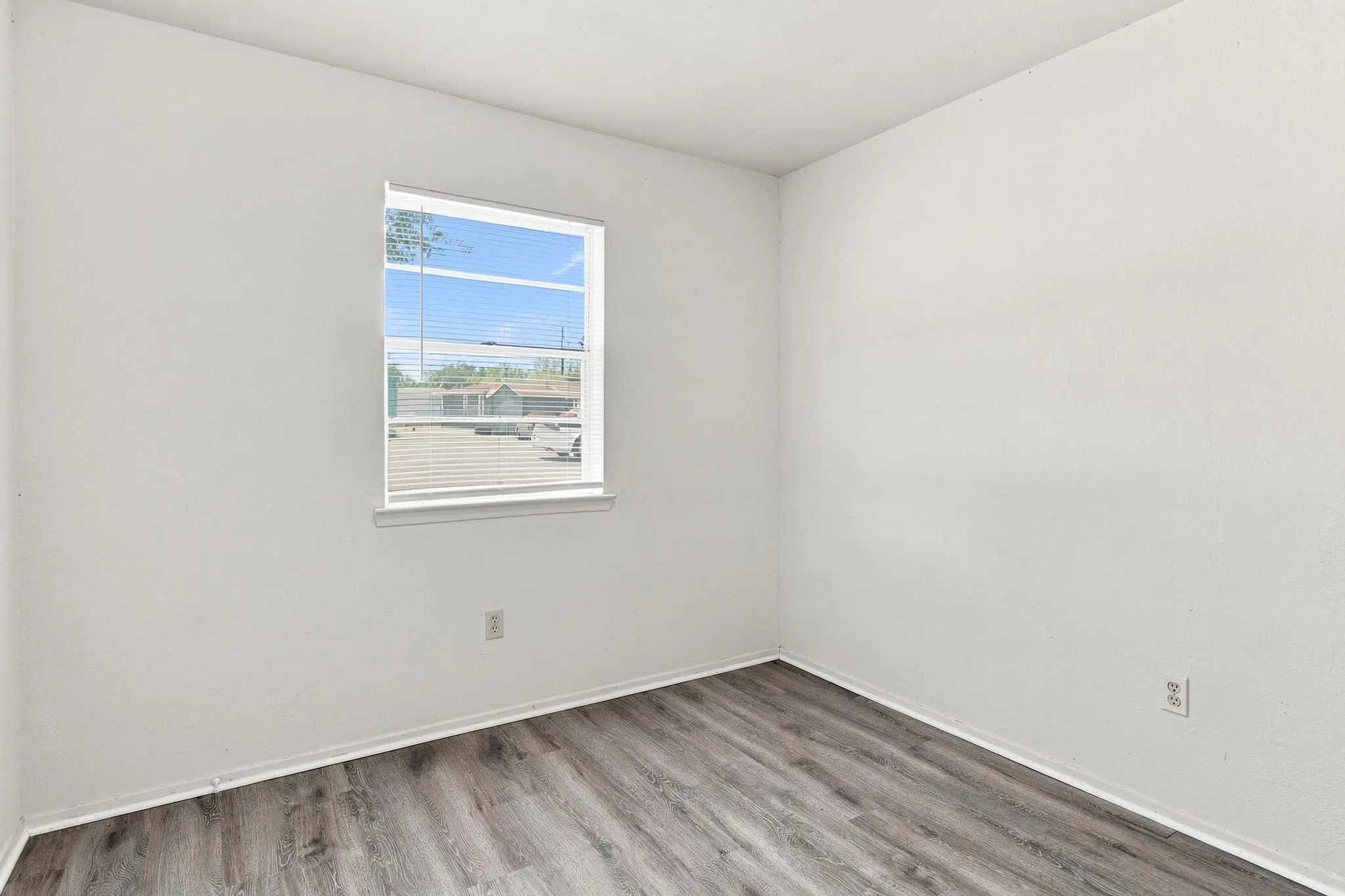Single Family Residence For Sale in Tarrant County , 1848 Coral Road, Pelican Bay, Texas 76020, 3 Bedroom, 1 Bathroom, 1 Garage spaces, 792 Sqft, built in 1984, Preowned, mls#21187179, Real Estate Agent in Pelican Bay, Homes For Sale in Tarrant county, Homes For Sale in Pelican Bay, Realtor in Pelican Bay Texas, Real Estate Brokerage Independent Realty Texas, Luminita Cordes Realtor